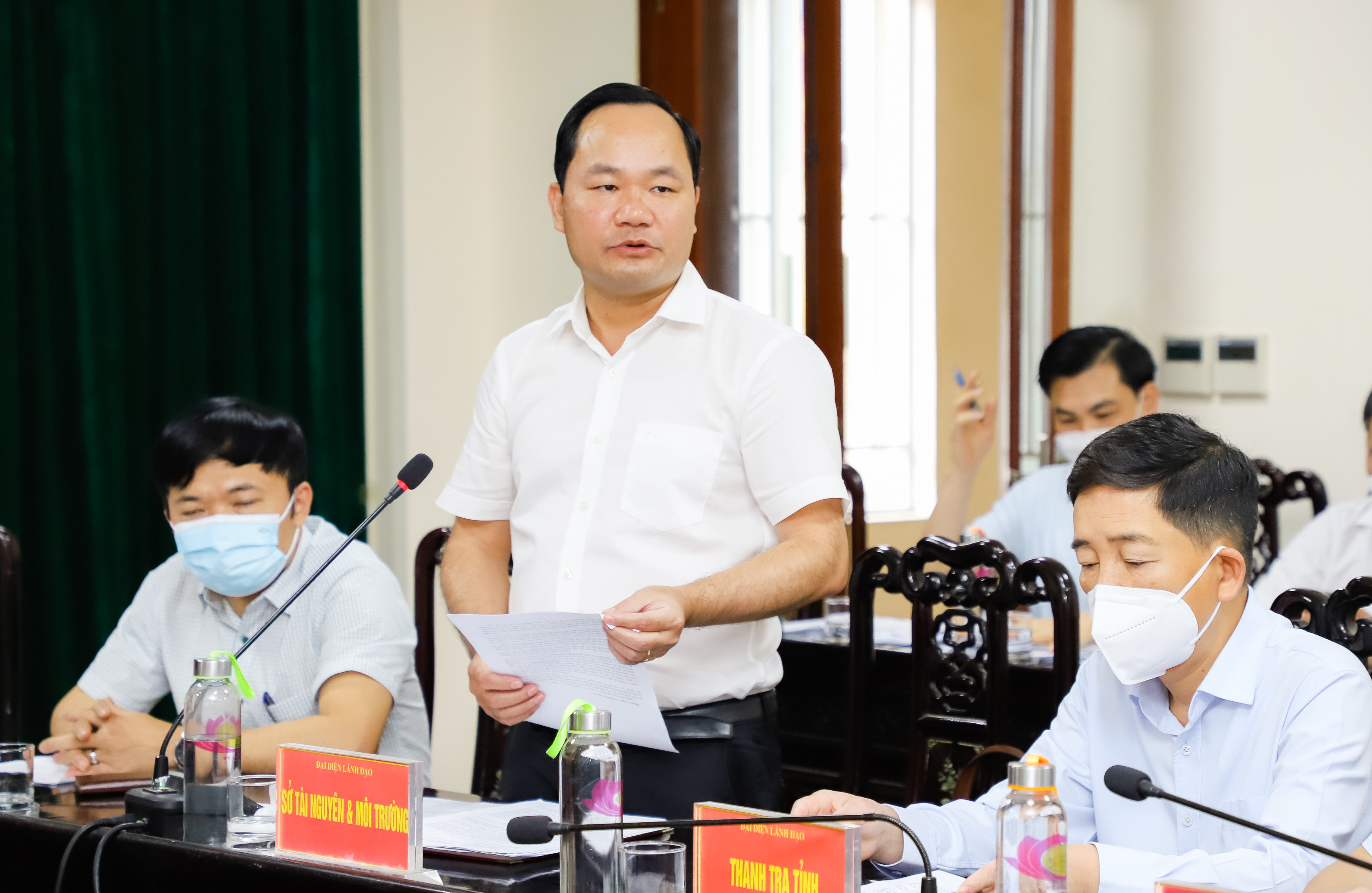 Giám đốc Sở Tài nguyên và Môi trường Hoàng Quốc Việt phát biểu ý kiến tại phiên tiếp dân. Ảnh: Phạm Bằng