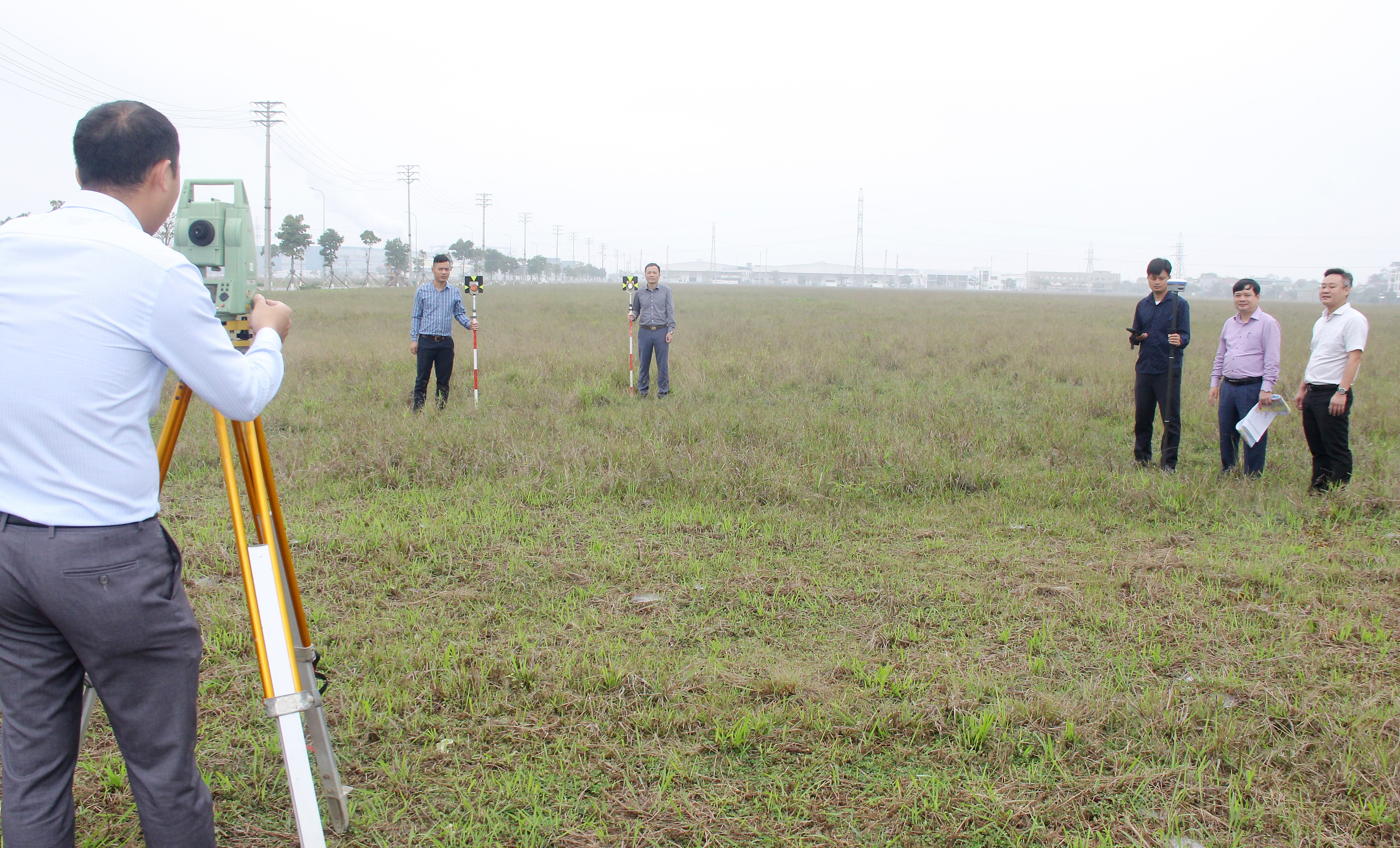 Cán bộ Sở Tài nguyên và Môi trường đo đạc phục vụ giao đất, cho thuê đất các dự án đầu tư. Ảnh: Mai Hoa