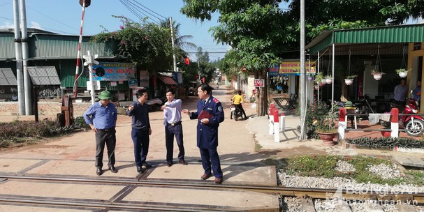 Kiểm tra hành lang giao thông đường sắt trên địa bàn huyện Diễn Châu. Ảnh tư liệu: Mai Giang