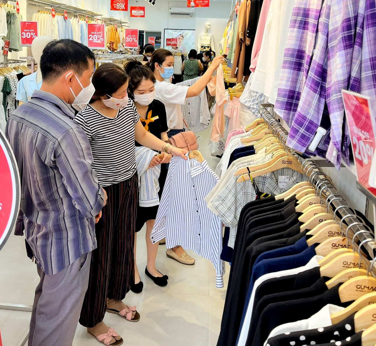 Thêm vào đó, các shop đã tung ra nhiều chương trình khuyến mãi, ưu đãi nhằm kích cầu mua sắm. Ảnh: Thanh Phúc