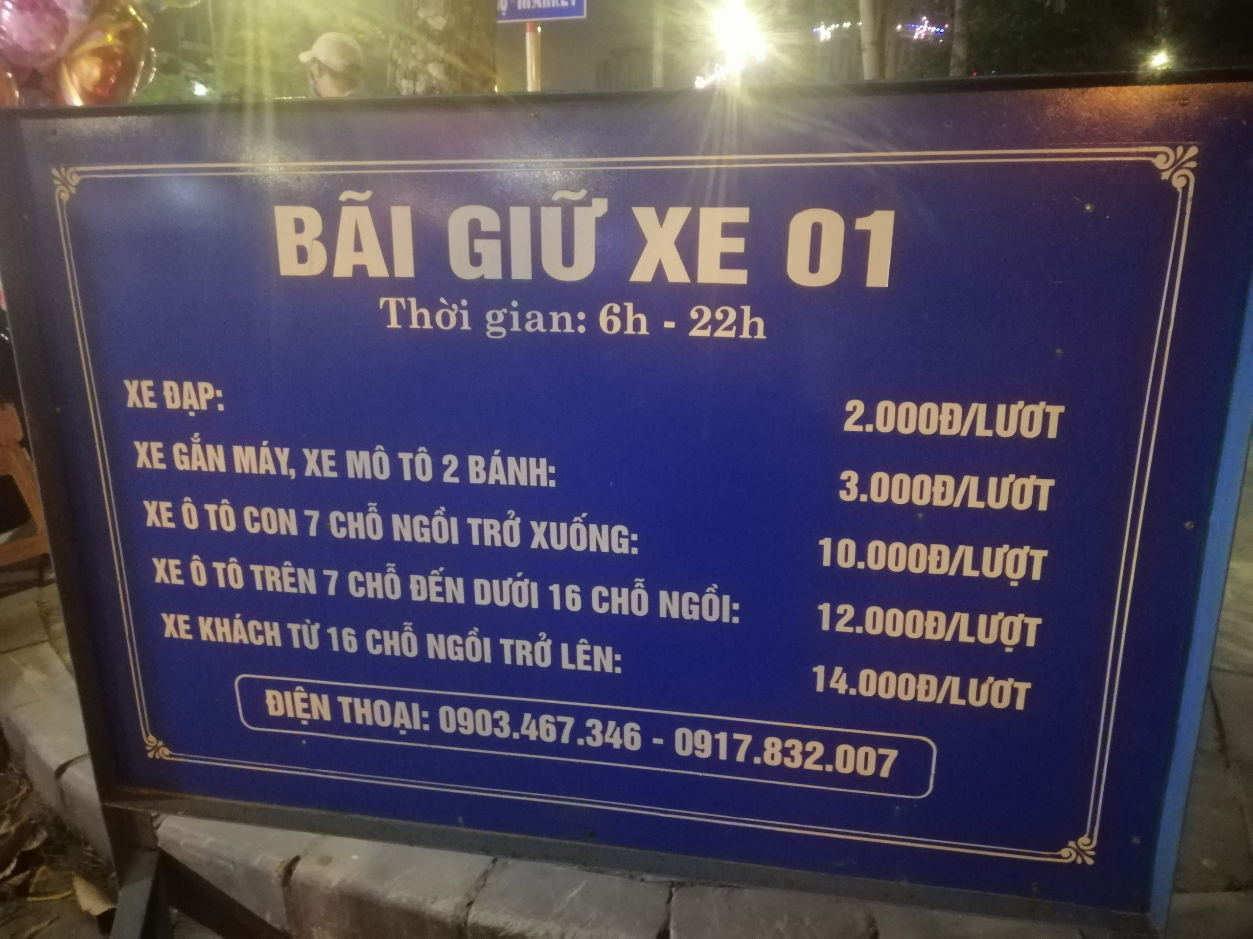 Bảng giá giữ xe niêm yết tại Quảng trường Hồ Chí Minh. Ảnh: Q.A
