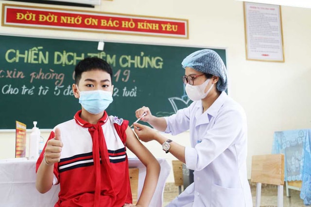 Tiêm vaccine COVID-19 cho trẻ tại Trường THCS Trần Quốc Toản (TP Hạ Long, Quảng Ninh). Đây là địa phương đầu tiên của cả nước triển khai tiêm vaccine COVID-19 cho nhóm đối tượng này. Ảnh: Cổng TTĐT Quảng Ninh.