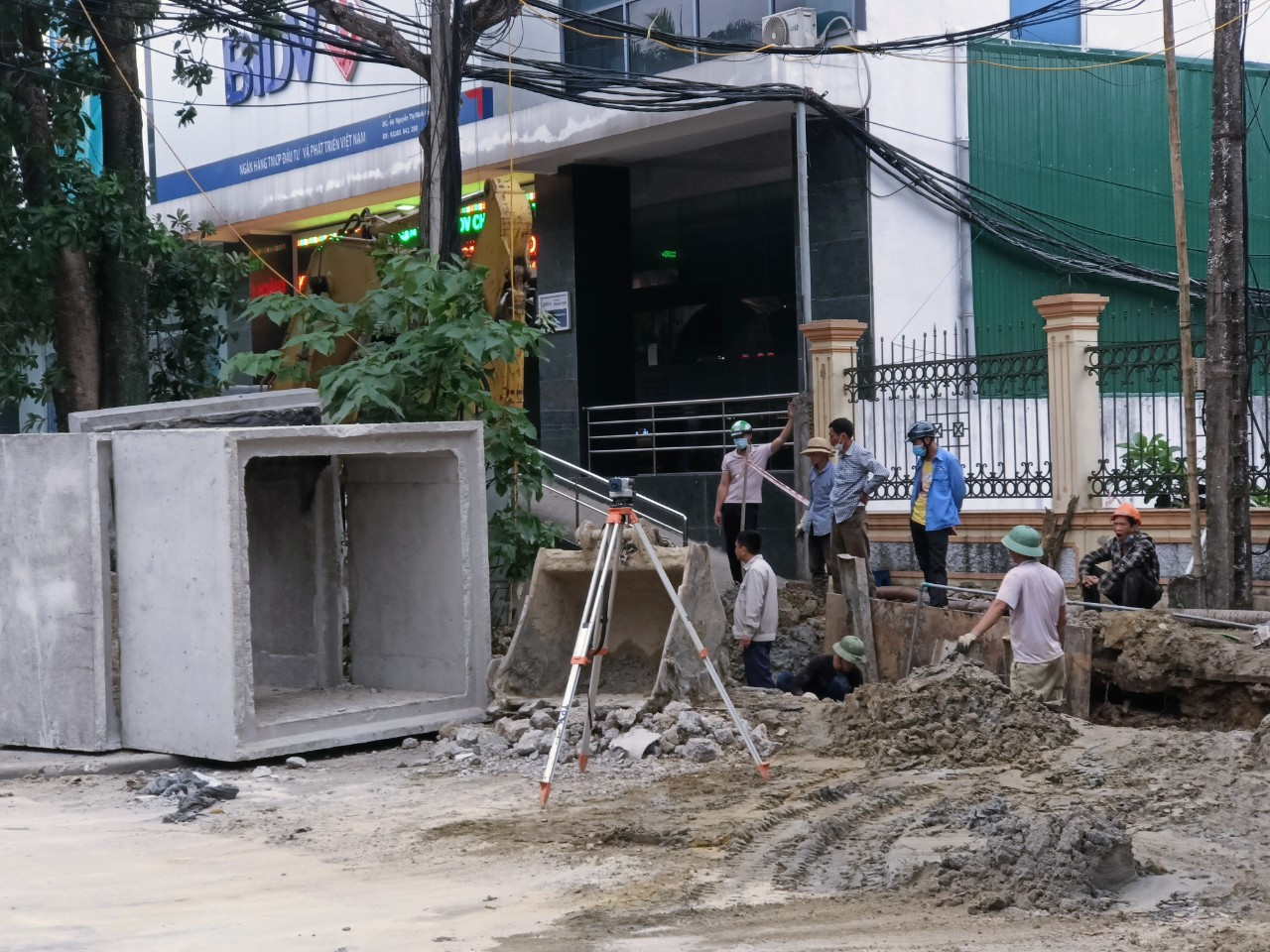 Các đơn vị thi công đang tiến hành dự án nâng cấp hệ thống thoát nước trên đường Nguyễn Thị Minh Khai đoạn trước cổng Sở Công Thương. Ảnh: Tiến Đông