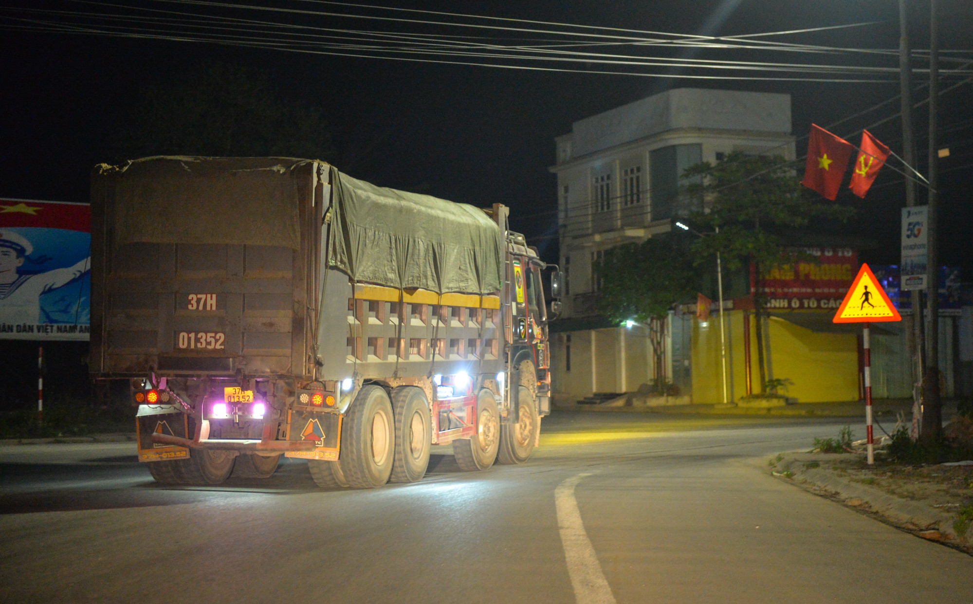 Phương tiện vận chuyển cát lưu thông trên QL7, đoạn thị trấn Đô Lương tối ngày 13/4/2022. Ảnh: NPV
