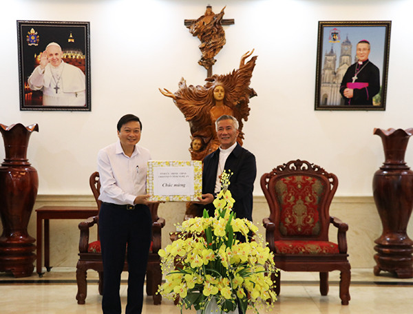 Phó Chủ tịch Thường trực UBND tỉnh Lê Hồng Vinh tặng quà Tòa Giám mục Giáo phận Vinh