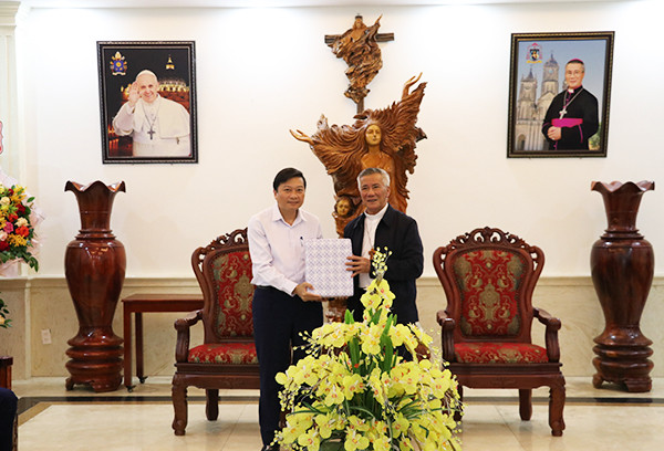 Giám mục Anphong Nguyễn Hữu Long tặng quà cho đoàn công tác của tỉnh