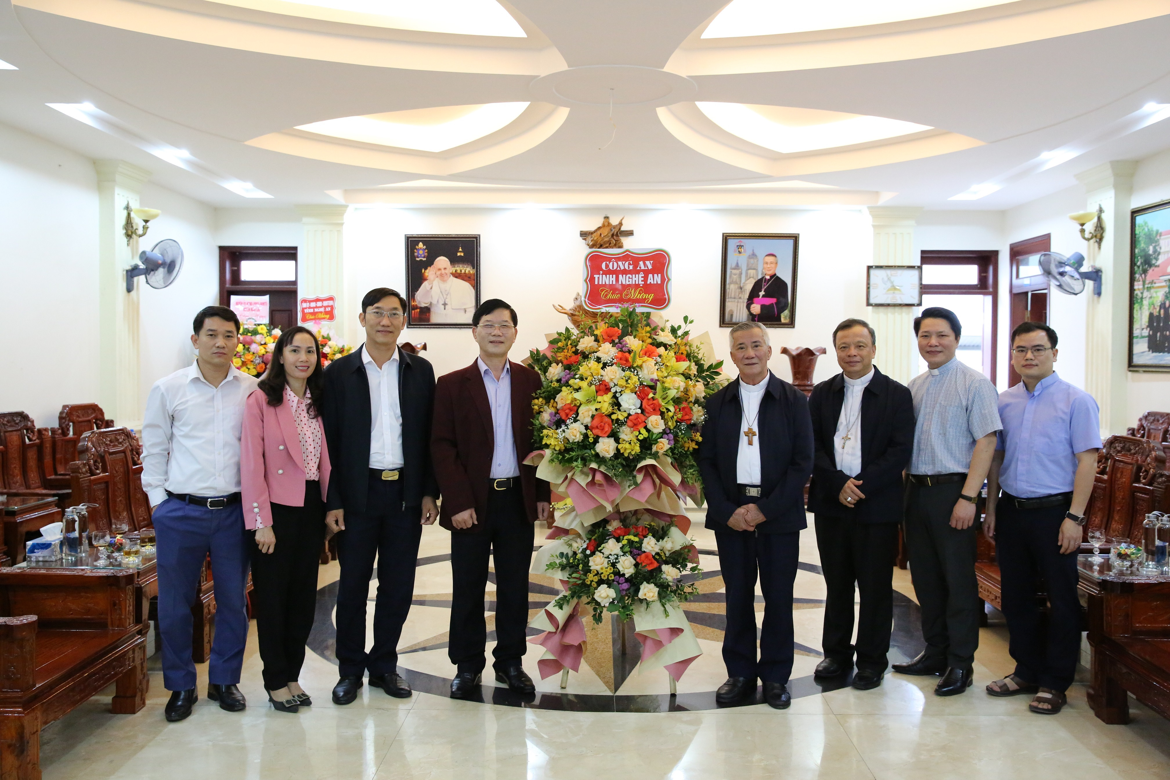 Công an tỉnh Nghệ An tặng hoa chúc mừng lễ phục sinh tới Đức Giám mục Anphong Nguyễn Hữu Lon