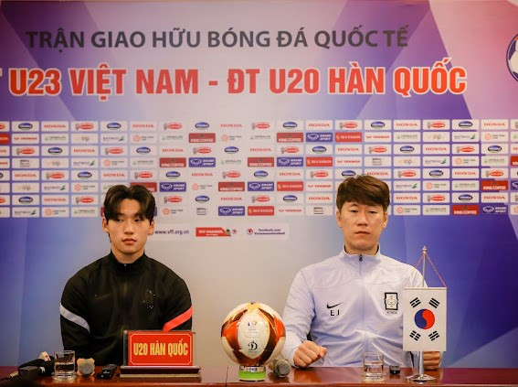 HLV và cầu thủ U20 Hàn Quốc tại buổi họp báo. (Nguồn: VFF)