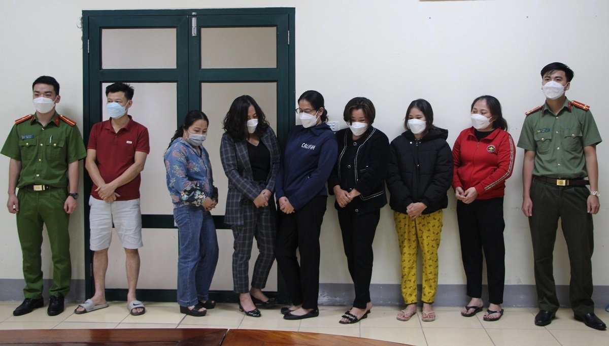 Một số đối tượng trong đường dây đánh bạc. Ảnh: Hồng Ngọc