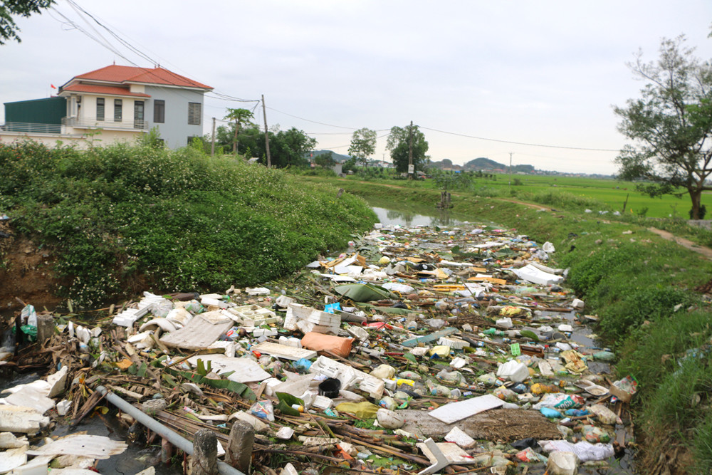 Ngày 18.4, chỉ sau gần 2 tháng tại kênh tưới giáp ranh giữa xã Quỳnh Văn và Quỳnh Xuân, rác thải lại ngập ứ như cũ. Ảnh Nguyễn Hải