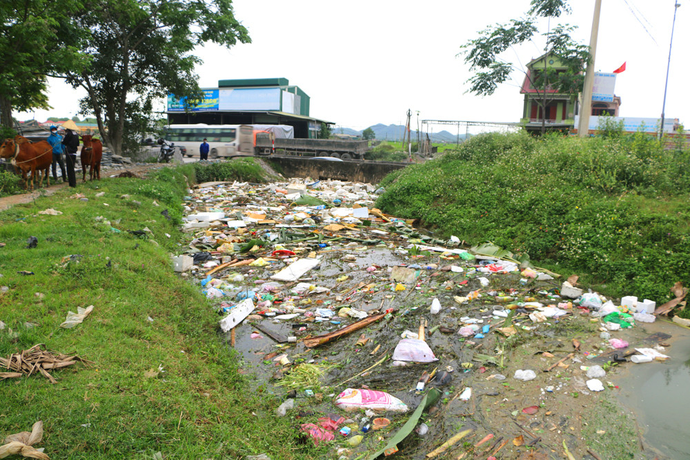 Do ùn ứ đã hơn 1 tháng chưa xử lý nên rác thải đã bị bốc mùi hôi thối gây ảnh hưởng đến đời sống người dân xung quanh xóm 10 xã Quỳnh Văn. Ảnh: Nguyễn Hải
