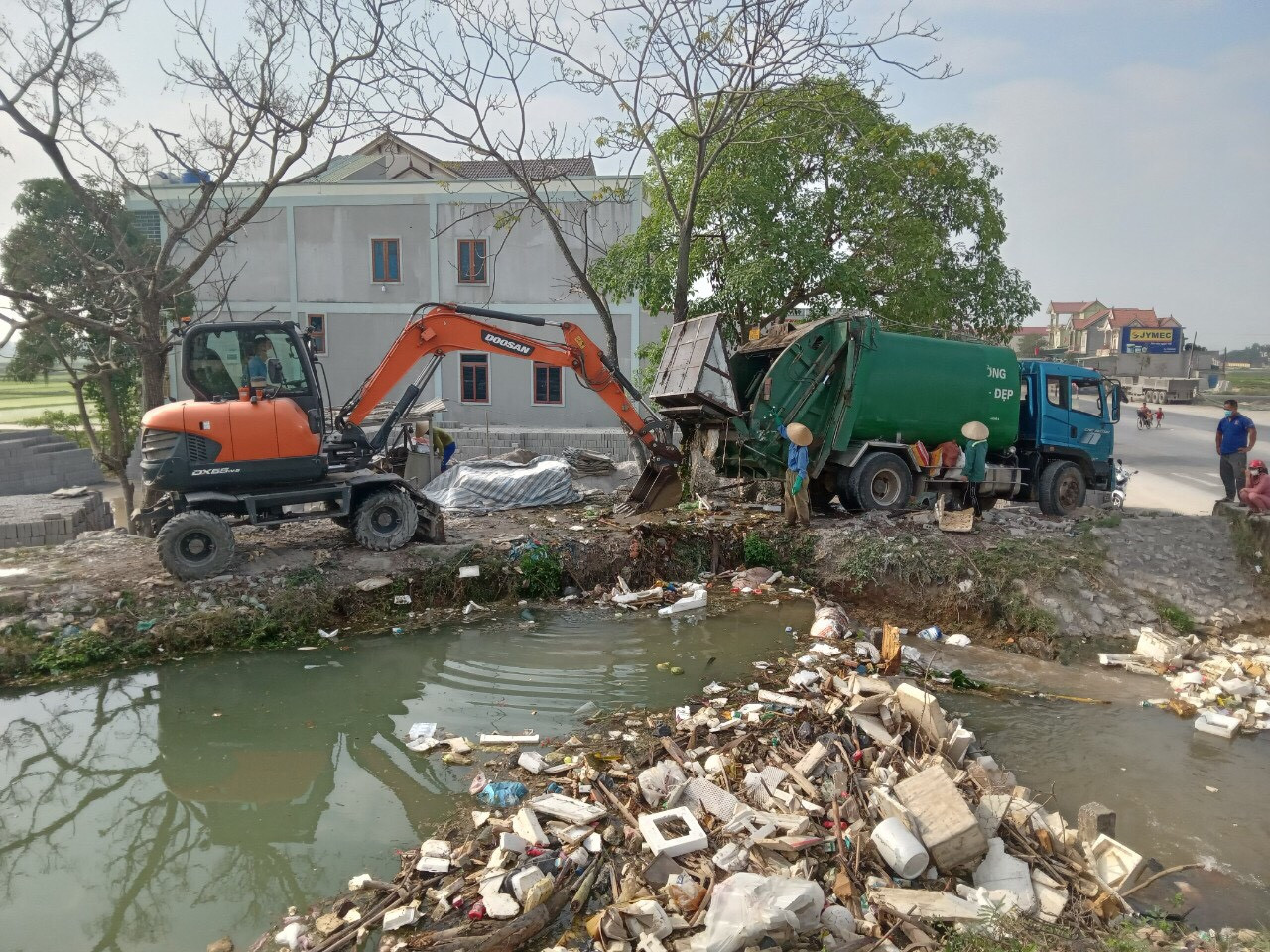 Xí nghiệp Thủy lợi Hoàng Mai thuê Công ty Môi trường đô thị Hoàng Mai vớt rác lên để khơi thông kênh tưới và đưa rác thải đi xử lý thời điểm tháng 2/2022. Ảnh CTV
