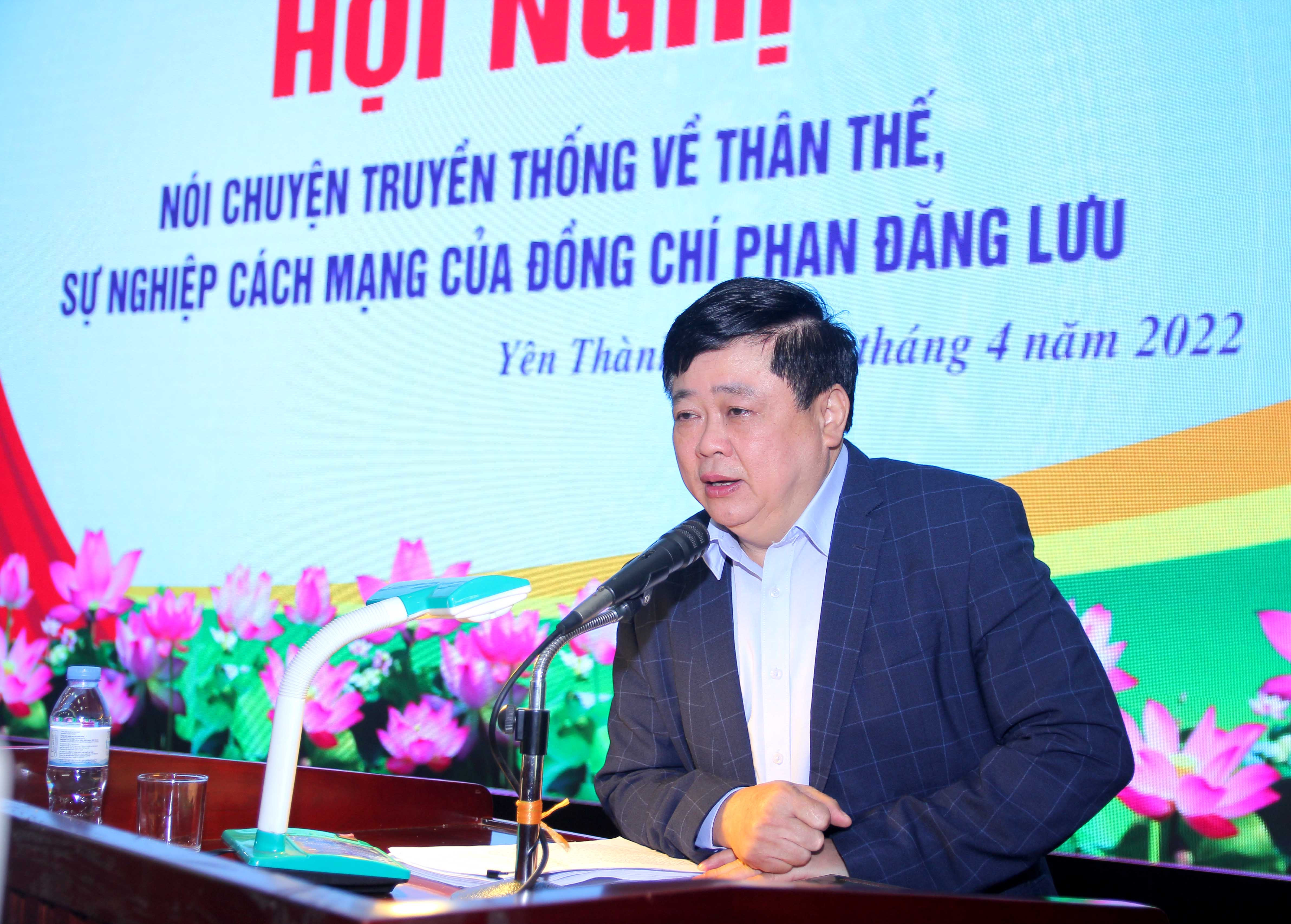 PGS.TS Nguyễn Thế Kỷ nói chuyện chuyên đề về sự nghiệp cách mạng của đồng chí Phan Đăng Lưu. Ảnh Anh Tuấn