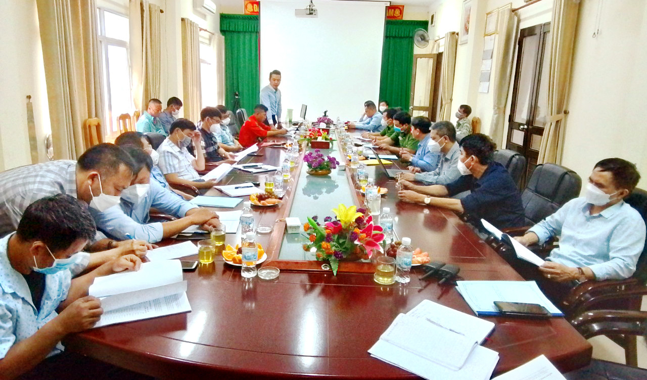 Các bên liên quan thông báo biên bản giám sát với Công ty cổ phần xi măng Sông Lam. Ảnh Hào Nguyễn