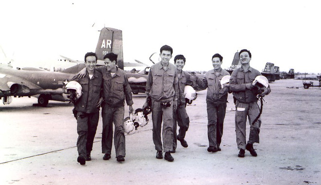 Phi đội Quyết thắng hoàn thành nhiệm vụ đánh bom Sân bay Tân Sơn Nhất, về hạ cánh an toàn tại sân bay Thành Sơn (Ninh Thuận). Ảnh tư liệu