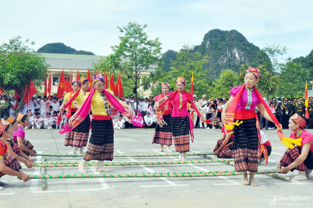 Đội văn nghệ bản Cằng, xã Môn Sơn (Con Cuông) vui múa sạp trong ngày hội. Ảnh tư liệu: Công Kiên