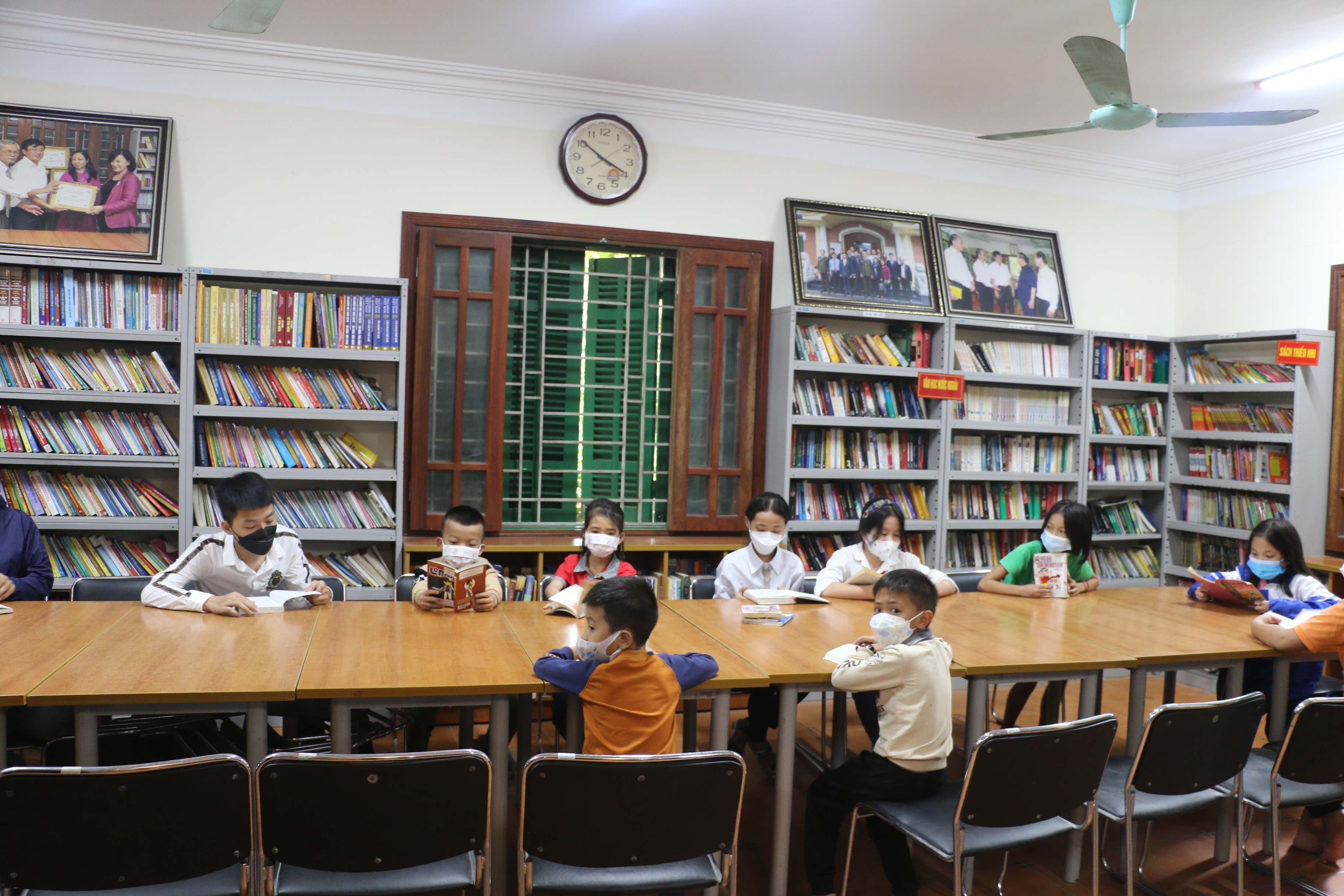 Ngoài ra, mỗi năm thư viện còn cung cấp trên 300 bộ sách giáo khoa cho học sinh khó khăn trên địa bàn huyện Nam Đàn. Ảnh: MH