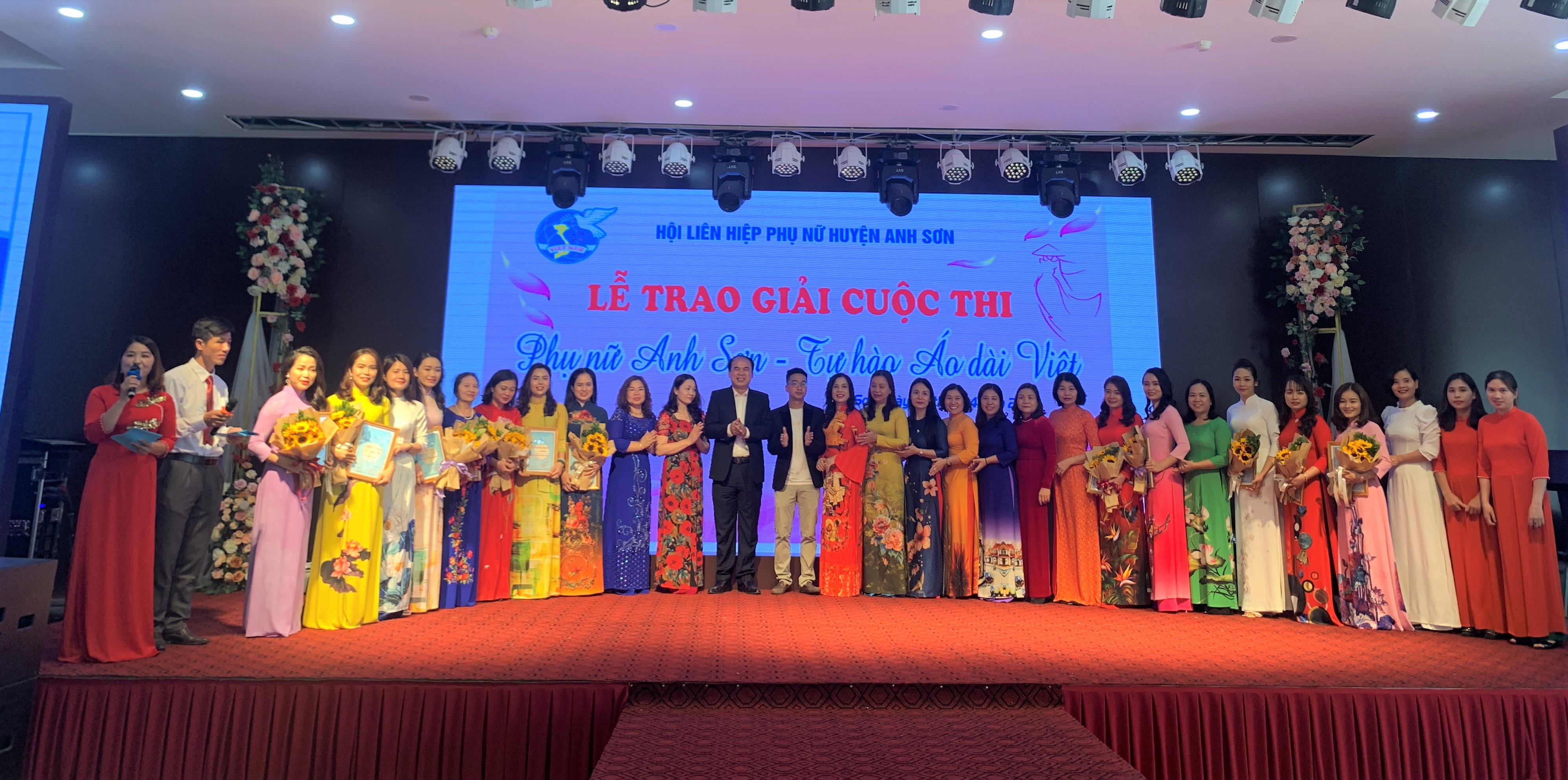 lễ trao giải cuộc thi ảnh đẹp online “Phụ nữ Anh Sơn – Tự hào áo dài Việt”