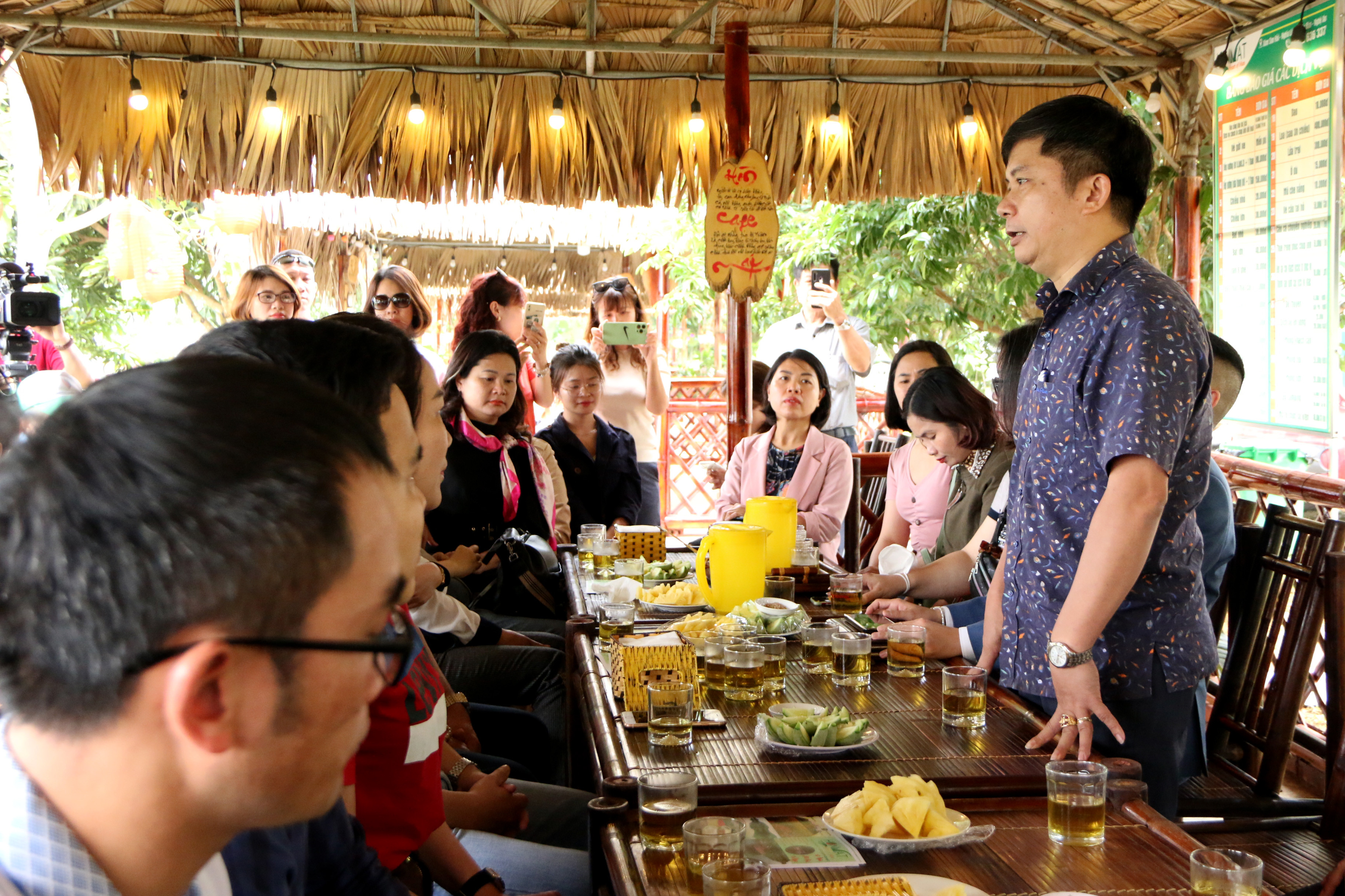 Ông Nguyễn Văn Nam - Phó Giám đốc Trung tâm xúc tiến Đầu tư, Thương mại và Du lịch Nghệ An giới thiệu với đoàn Famtrip về lịch trình và các điểm đến hấp dẫn tại Nghệ An. Ảnh: Tiến Đông 