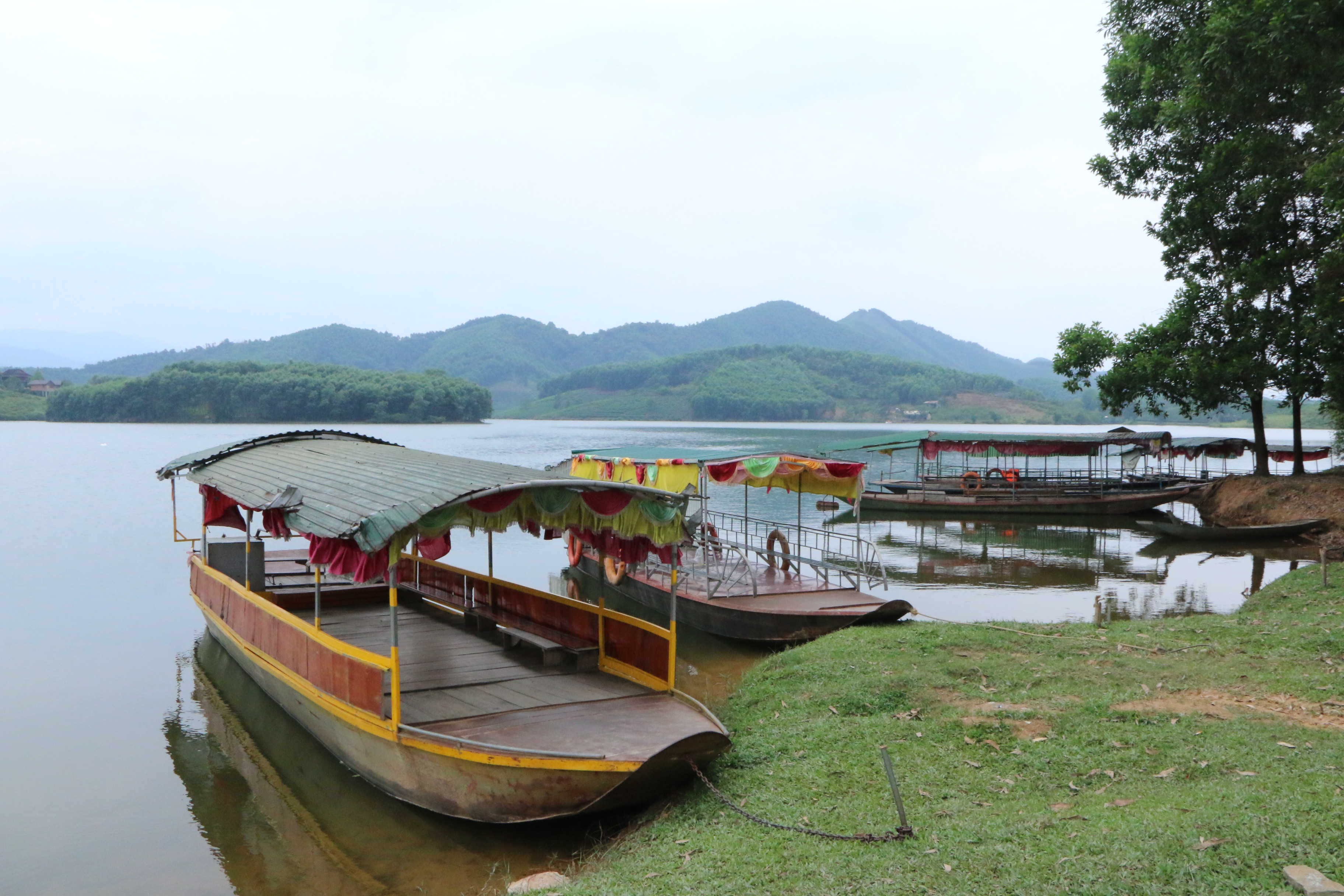 Dù được đánh giá là điểm đến hấp dẫn nhưng bến thuyền tại đảo chè Thanh Chương vẫn chưa được đầu tư và xây dựng các điểm checkin để du khách có thể đứng chụp ảnh. Ảnh: Tiến Đông 