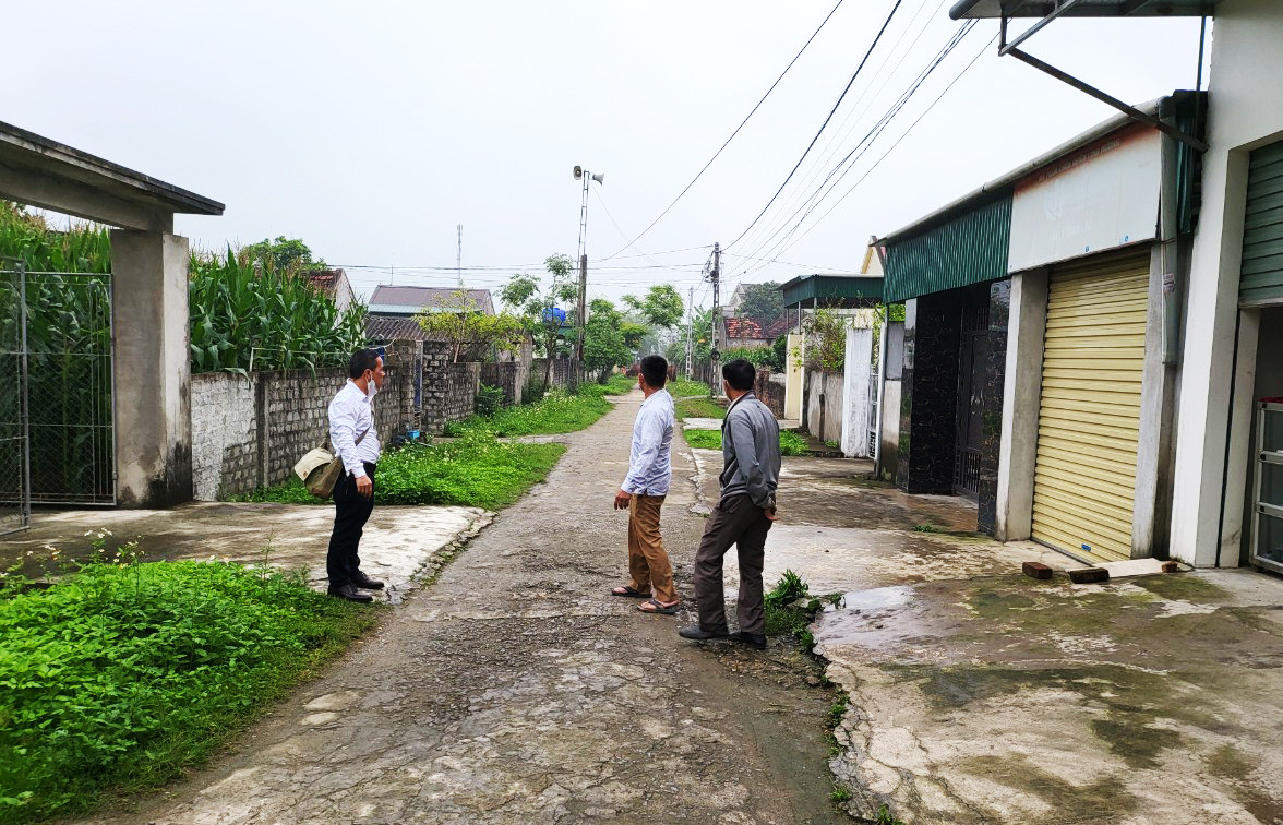 Người dân xóm 2, xã Nghi Thuận trao đổi nguyện vọng xây dựng con đường với PV Báo Nghệ An. Ảnh: PV