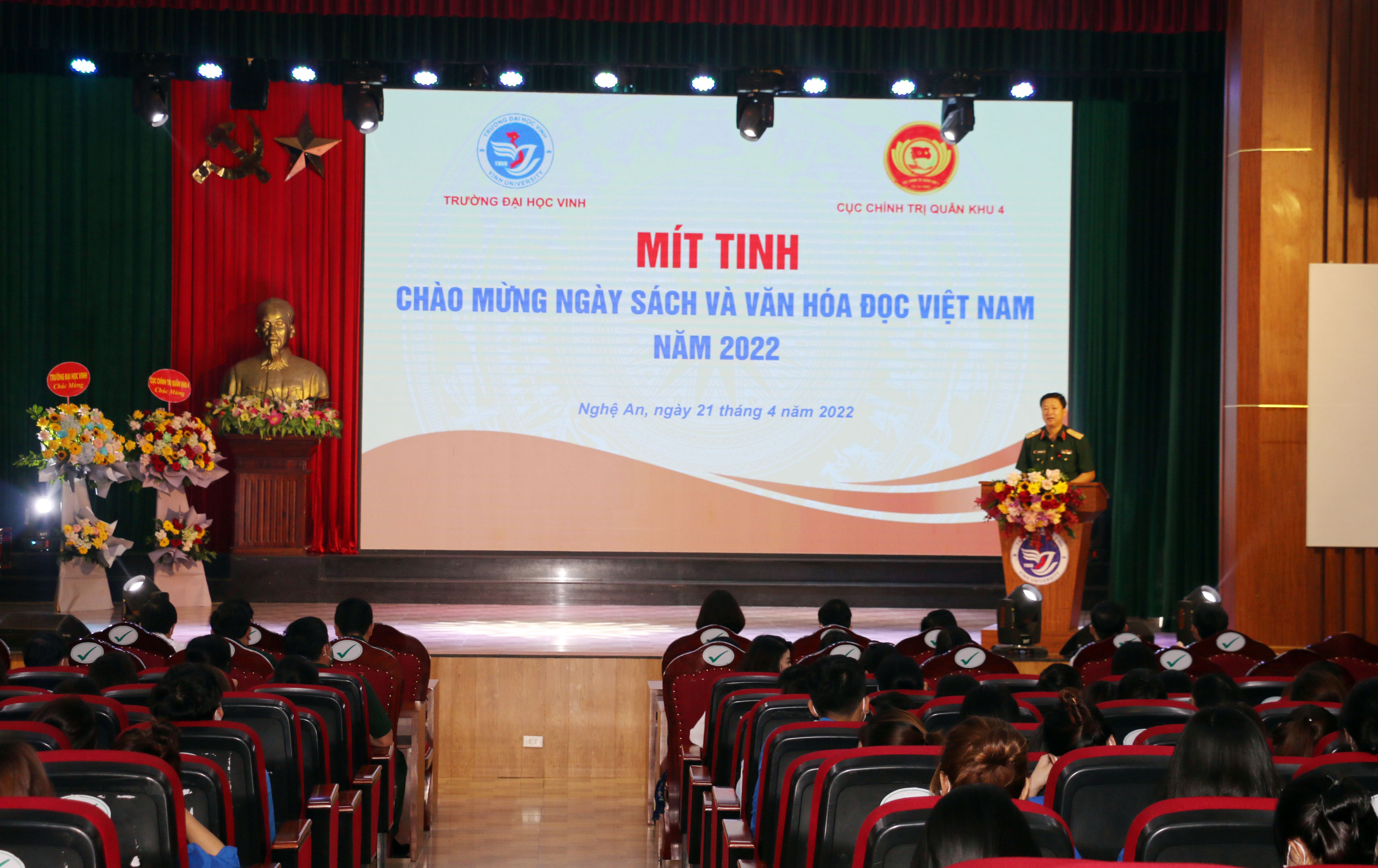 Thiếu tướng Trần Minh Thanh - Chủ nhiệm Chính trị Quân khu 4 phát biểu tại lễ mít tinh. Ảnh: MH