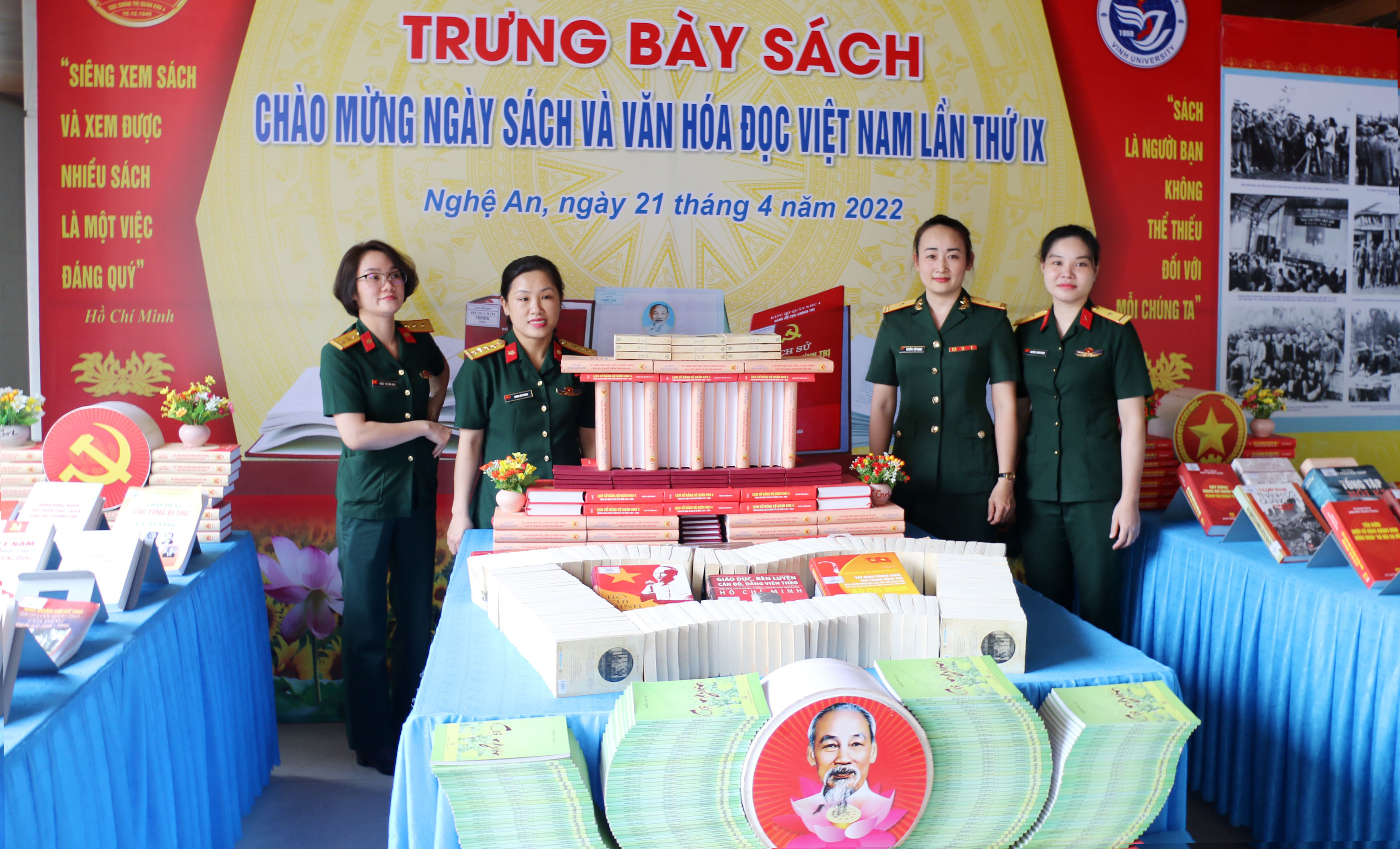 Gian trưng bày sách của Cục Chính trị Quân khu IV hưởng ứng Ngày sách và Văn hóa đọc Việt Nam. Ảnh: MH