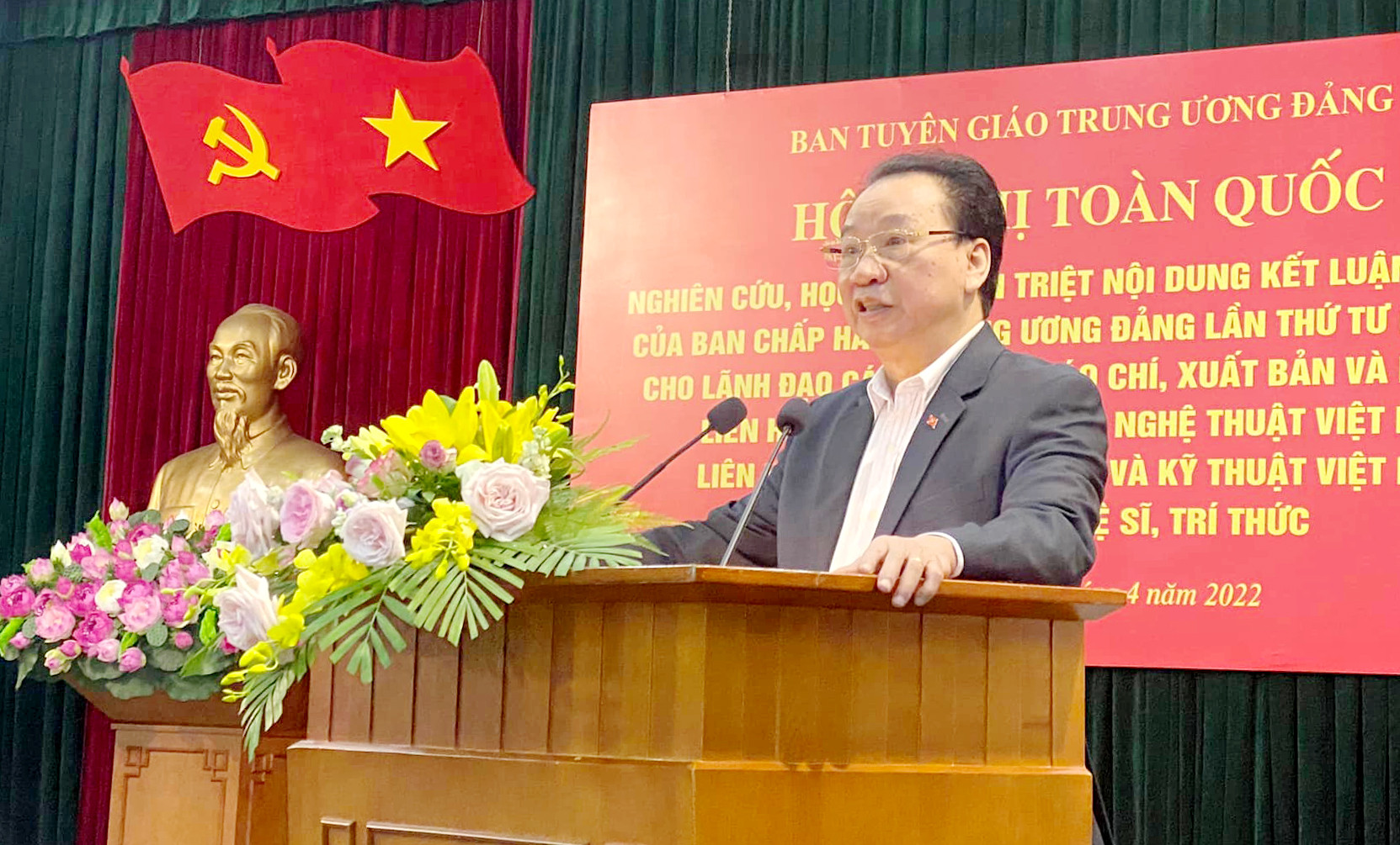 Đồng chí Phùng Hữu Phú truyền đạt các chuyên đề tại hội nghị. Ảnh SM