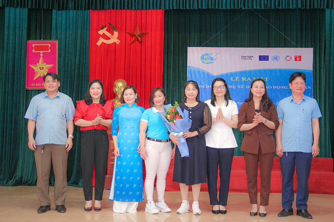 A2, 3: Lãnh đạo Trung ương Hội LHPN Việt Nam và Hội LHPN tỉnh Nghệ An tặng hoa chúc mừng Ban điều hành 2 nhóm“ Hỗ trợ phụ nữ di cư lao động an toàn” tại xã Sơn Thành và xã Bảo Thành.