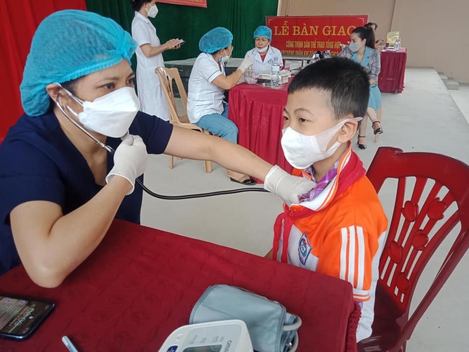 Các em được khám sàng lọc trước khi tiêm. Ảnh: Minh Thái