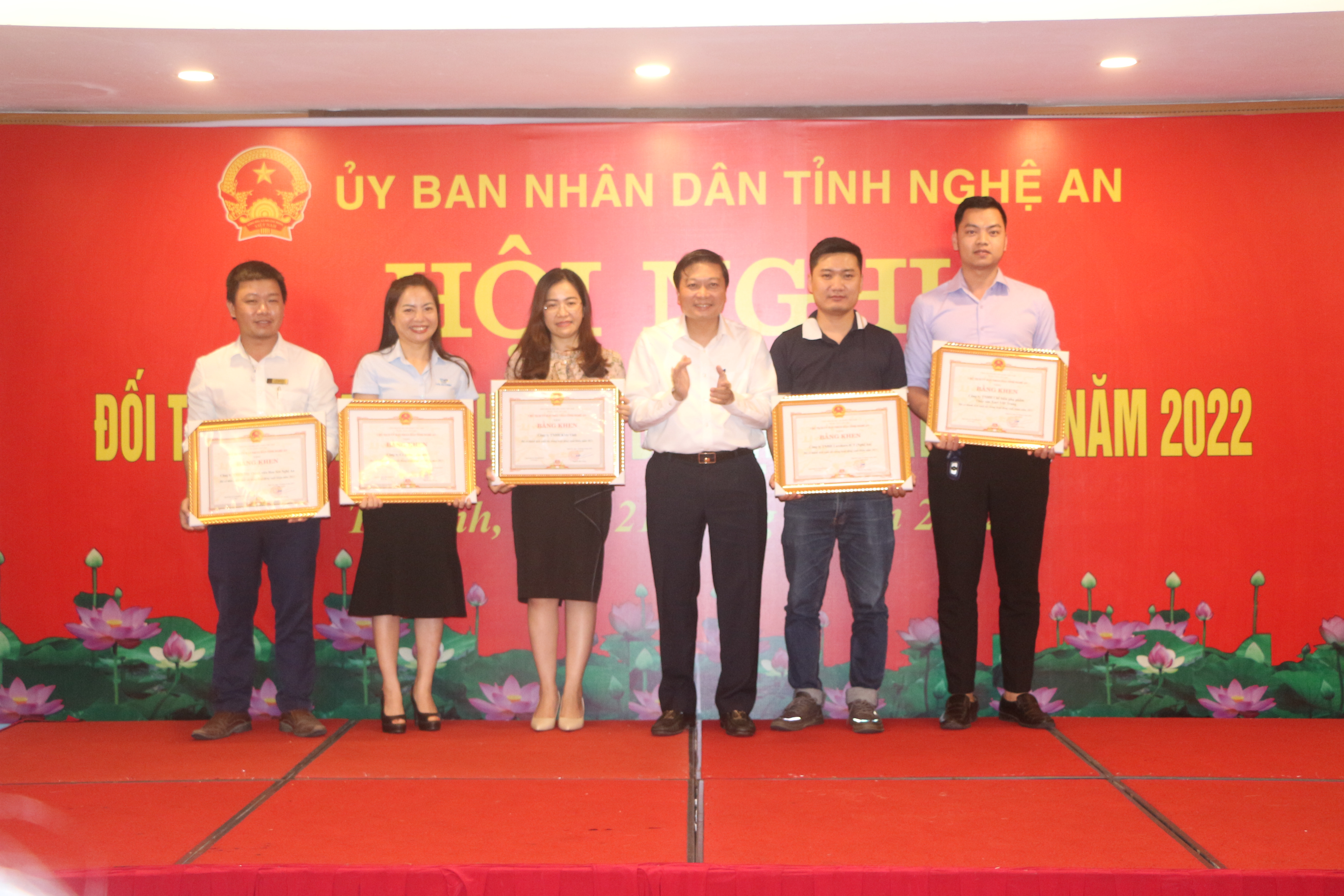 Phó chủ tịch UBND tỉnh Lê Hồng Vinh trao bằng khen cho 5 doanh nghiệp có thành tích xuất sắc trong hoạt động xuất khẩu. Ảnh Thu Huyền