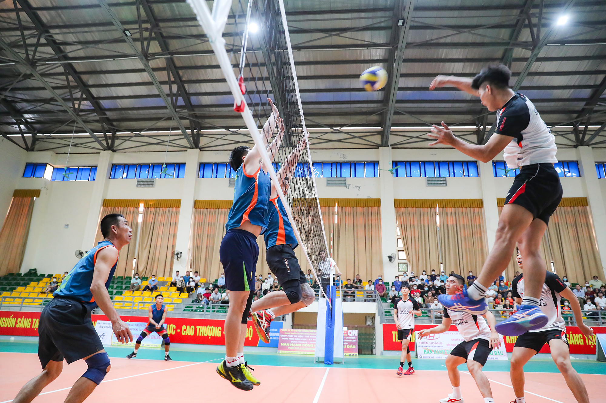 Trận chung kết ở nội dung bóng chuyền nam trong chương trình Đại hội TDTT tỉnh Nghệ An lần thứ IX. Ảnh: Đức Anh