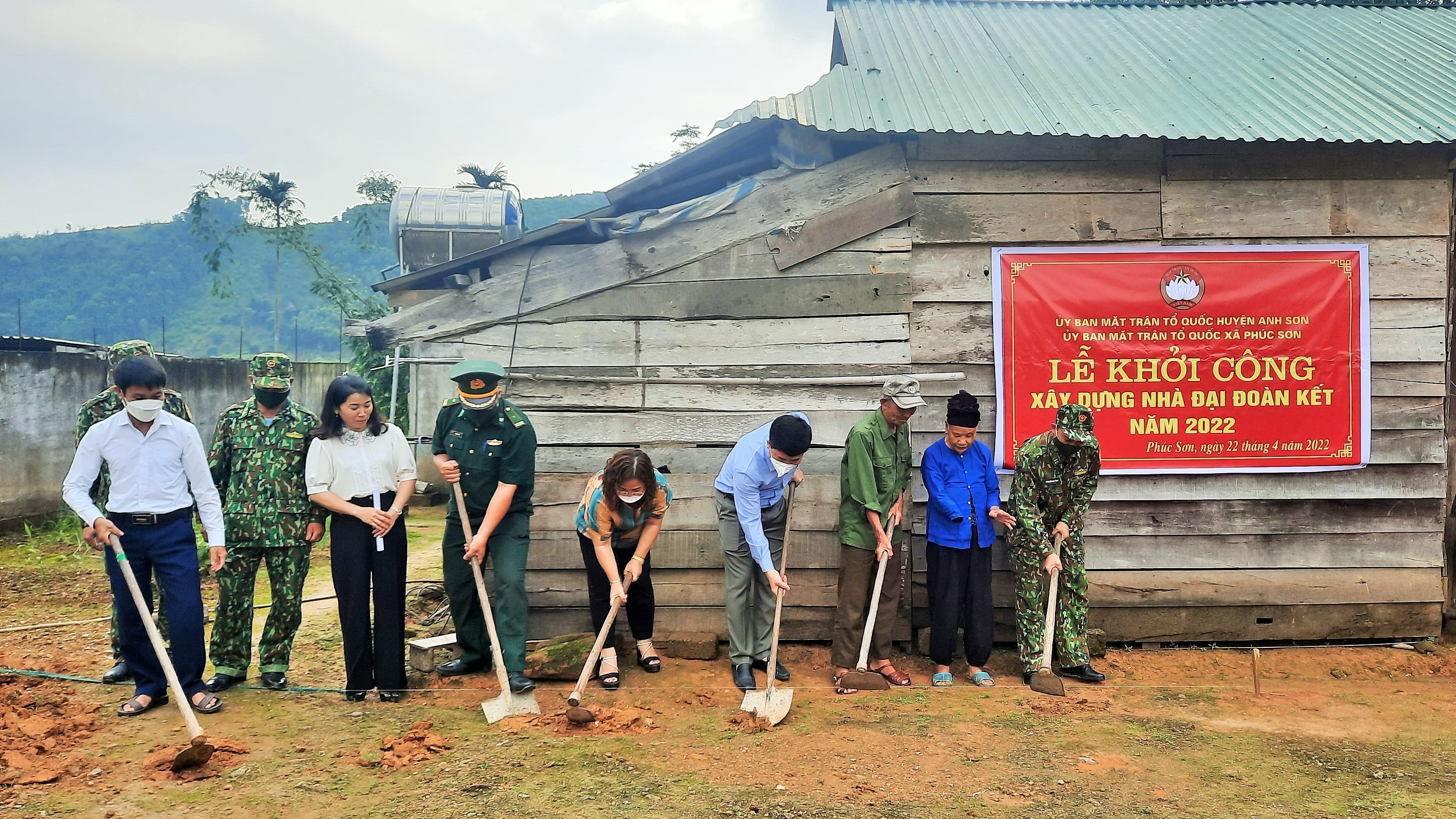 xây nhà Đại đoàn kết cho hộ gia đình ông Lang Văn Phòng Bản Vều 1 xã Phúc Sơn