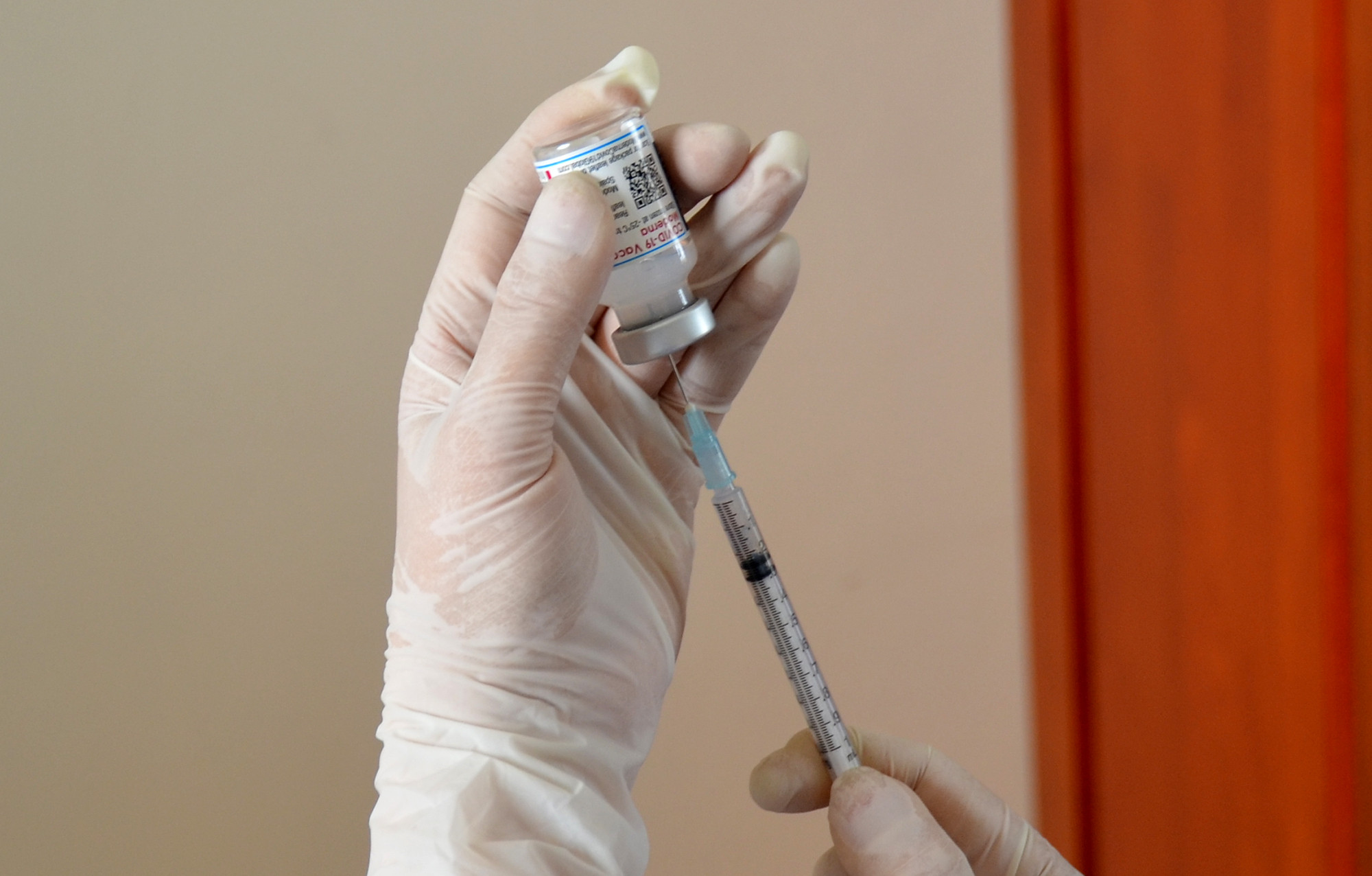 Trong hôm nay (ngày 22/4), Nghệ An đã nhận thêm 48.600 liều vắc xin Moderna tiêm cho trẻ từ 5 đến 11 tuổi (đợt 2) từ Bộ Y tế. Dự kiến hết tuần sau, Nghệ An sẽ tiêm hết 82.600 liều vắc xin đã được cấp này. Ảnh: Mỹ Hà