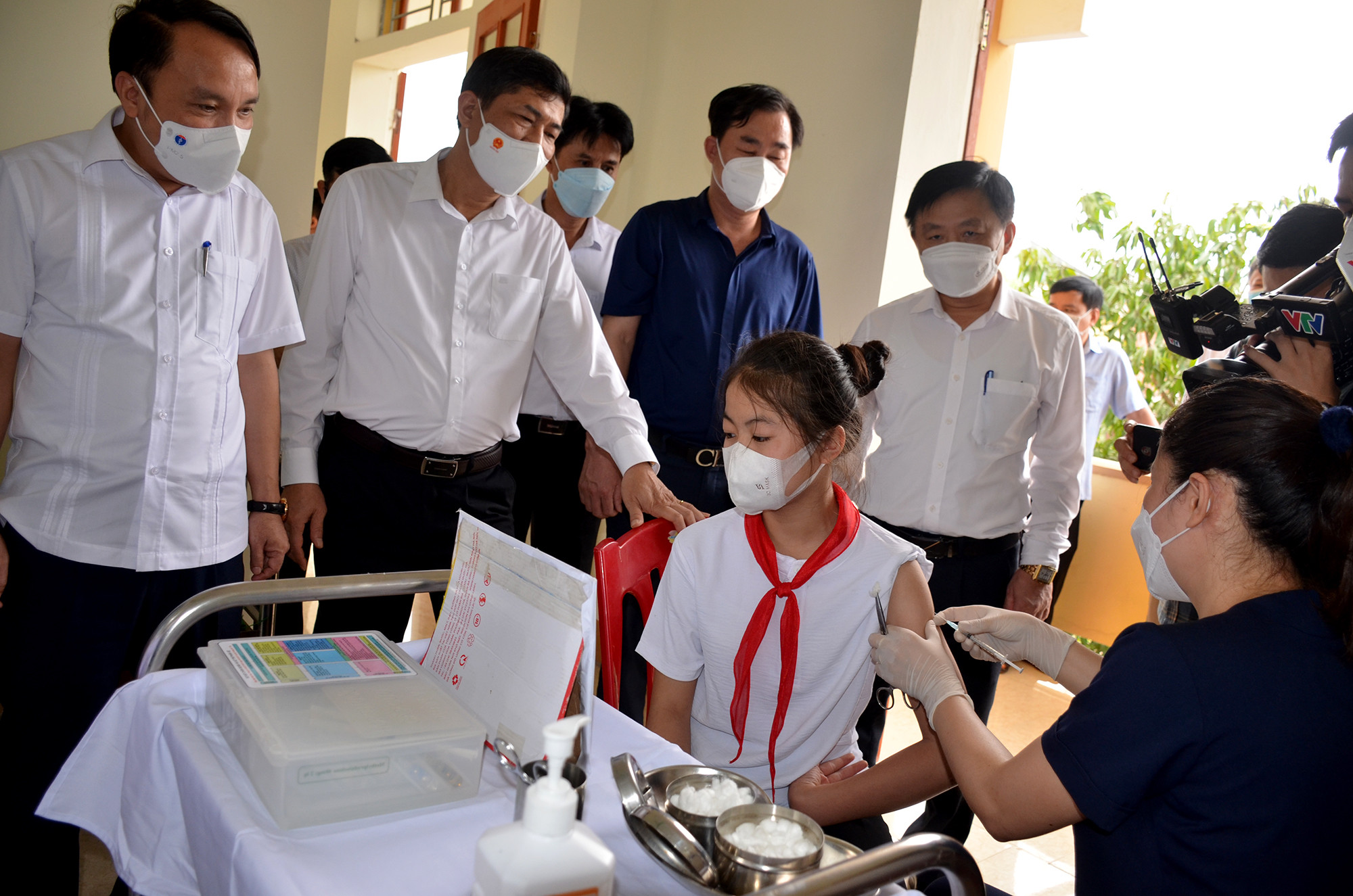 Trong ngày ra quân đồng loạt này, lãnh đạo Sở Y tế và Sở Giáo dục & Đào tạo Nghệ An đã đi kiểm tra các điểm tiêm ở huyện Hưng Nguyên và Thành phố Vinh. Ảnh: Thành Chung