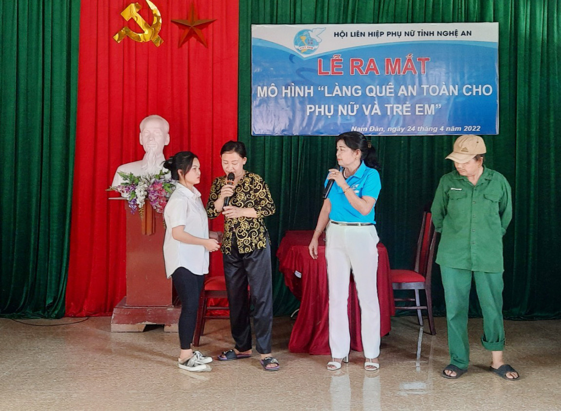 Tiểu phẩm về chủ đề an toàn cho phụ nữ, trẻ em do người dân xã Nam Lĩnh thể hiện tại lễ ra mắt. Ảnh CTV