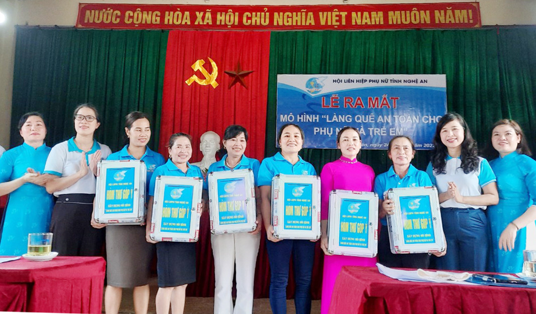 Hội LHPN tỉnh hỗ trợ máy tính cho học sinh theo chương trình 