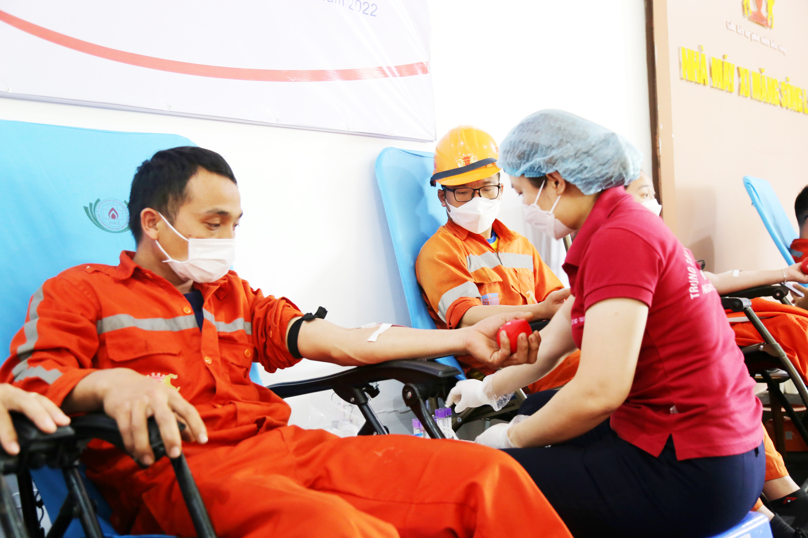 Các cán bộ, công nhân Công ty CP Xi măng Sông Lam hiến máu tỉnh nguyện ngày 21/4/2022. Ảnh Hào Nguyễn