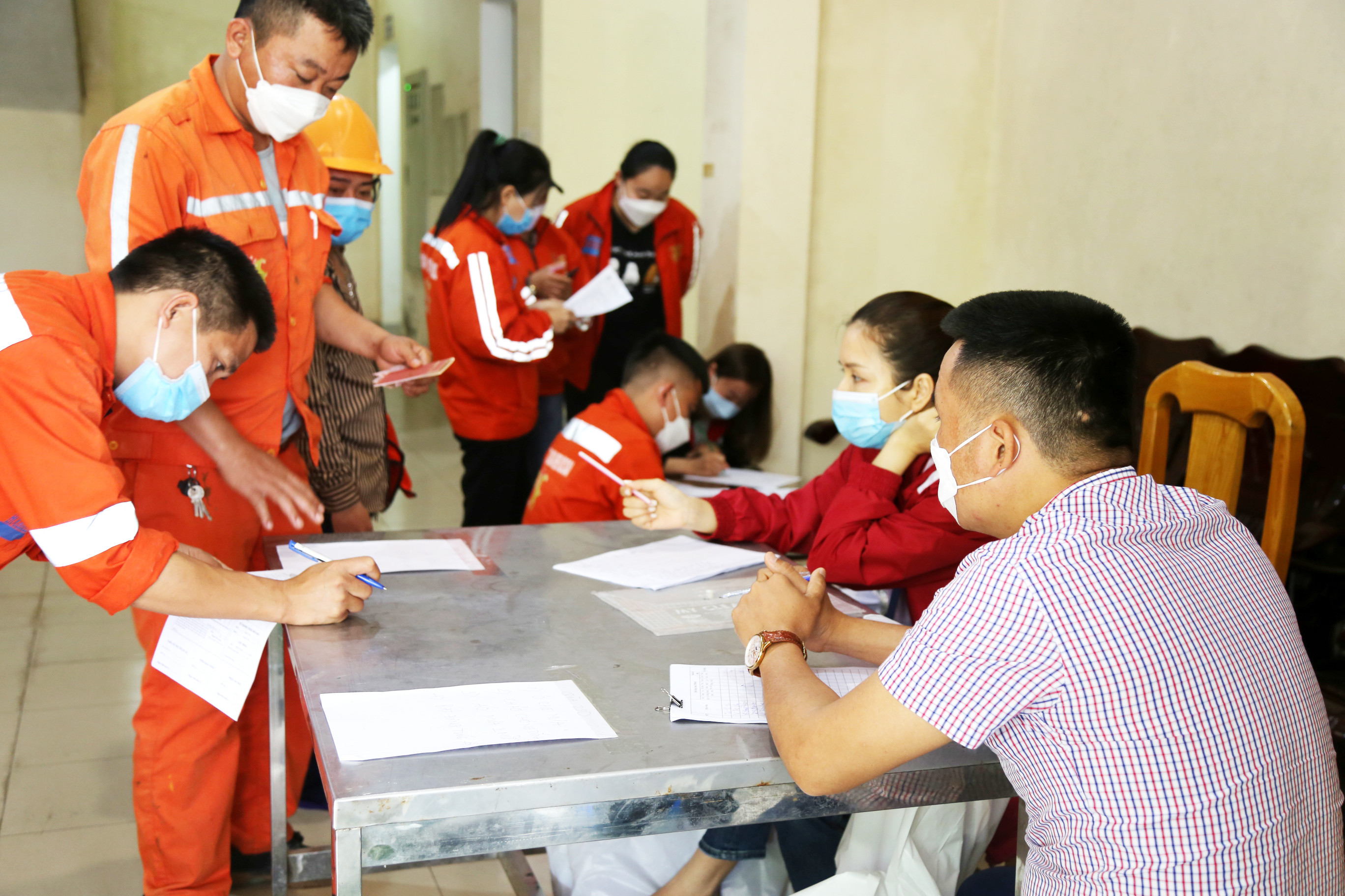 Trong tuần này, công nhân các đơn vị tổ chức 2 lần hiến máu tình nguyện. Ảnh Hào Nguyễn