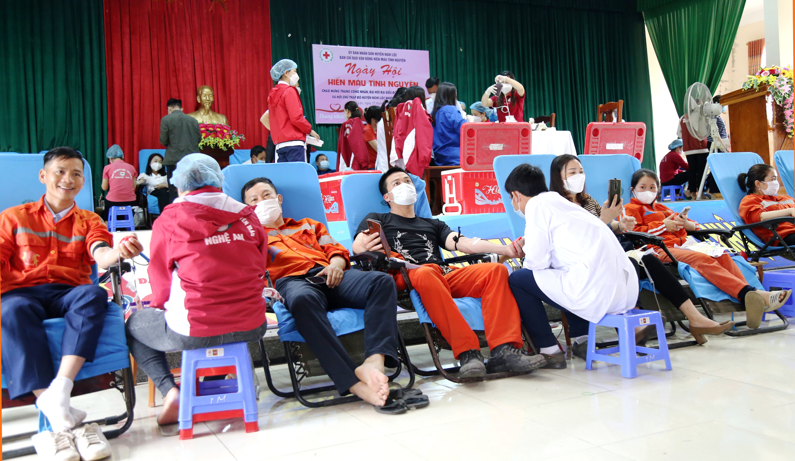 Hoạt động hiến máu tình nguyện của cán bộ, công nhân Trạm nghiền xi măng Nghi Thiết thuộc Công ty CP Xi măng Sông Lam. Ảnh Hào Nguyễn