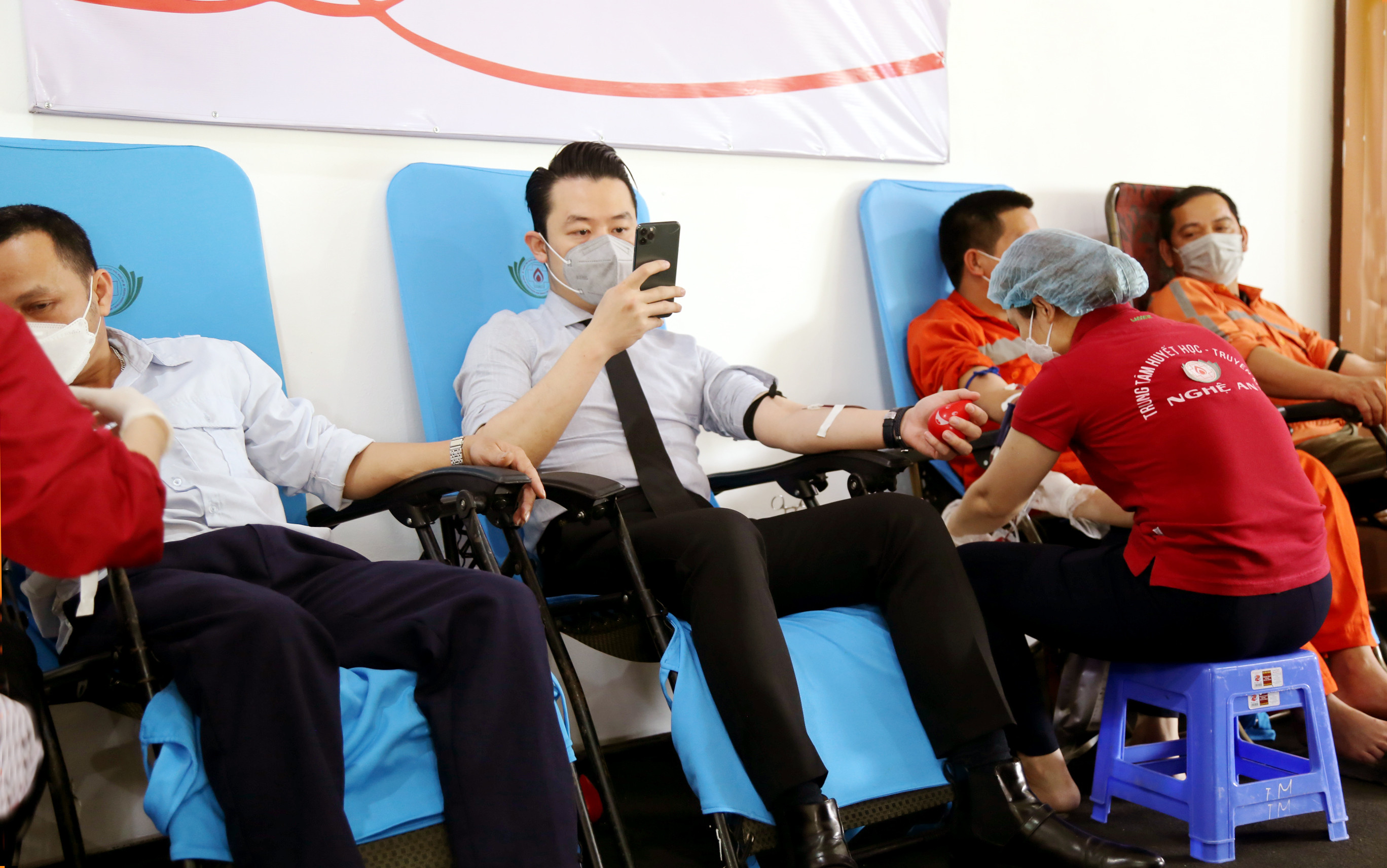 Giám đốc Công ty CP Xi măng Sông Lam - Hoàng Minh Tuấn (giữa) cũng tham gia hiến máu cứu người. Ảnh Hào Nguyễn