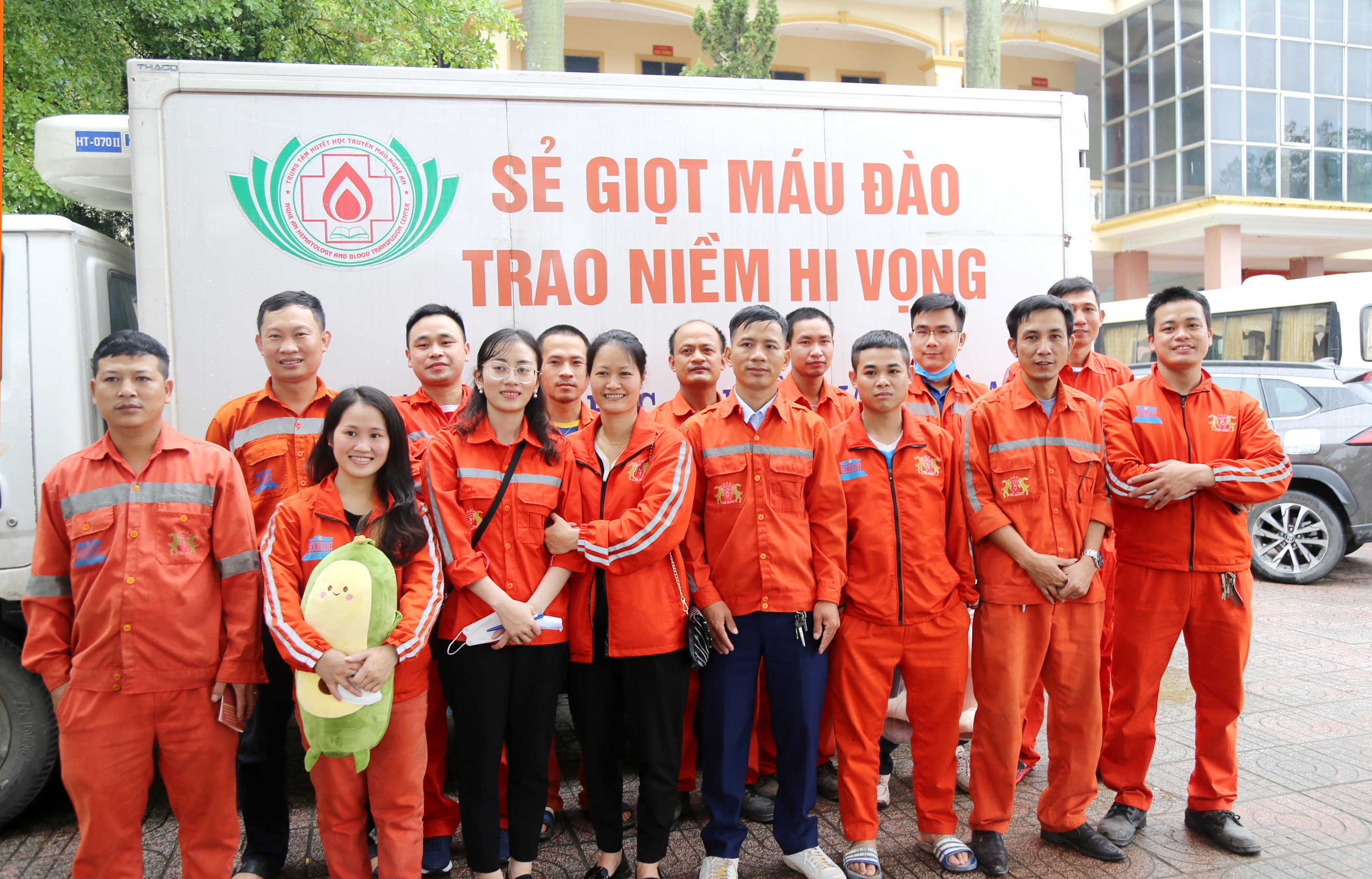 Các công nhân vui tươi, chụp ảnh lưu niệm sau khi hiến máu tình nguyên. Ảnh Hào Nguyễn