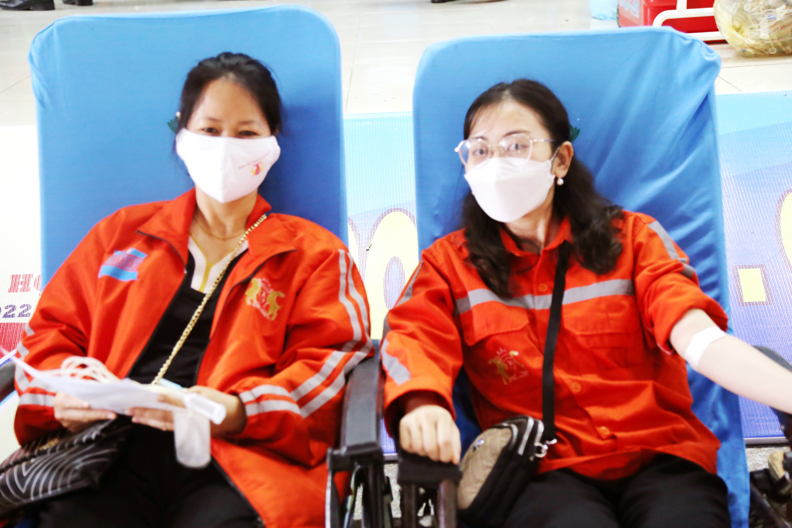 Nhiều công nhân nữ của Công ty Cp Xi măng Sông Lam vui tươi tham gia hiến máu tình nguyện. Ảnh Hào Nguyễn