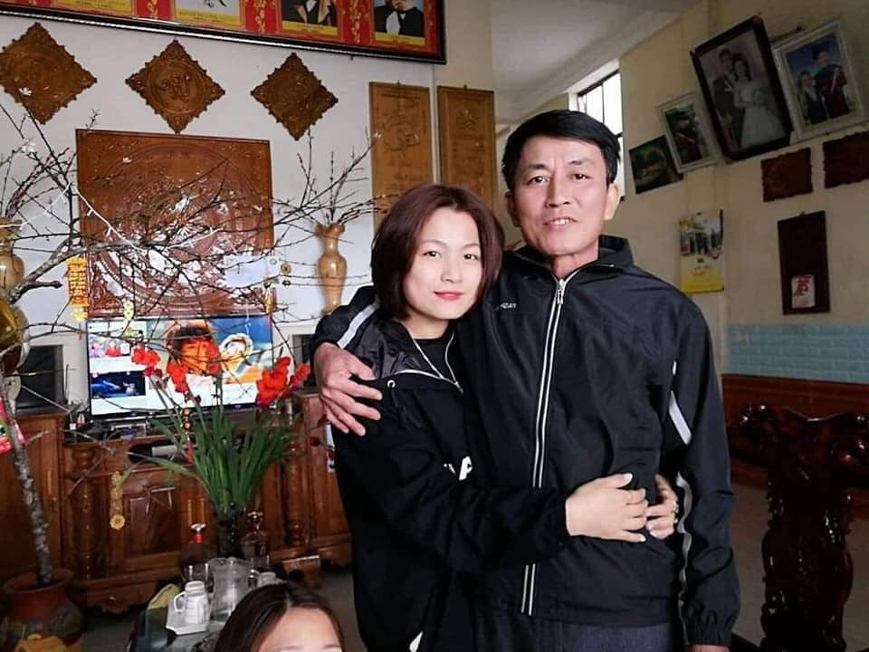 Anh Nguyễn Đăng Thể người nhặt được túi đồ của chị Tư (ảnh chụp cùng con gái). Ảnh: NVCC
