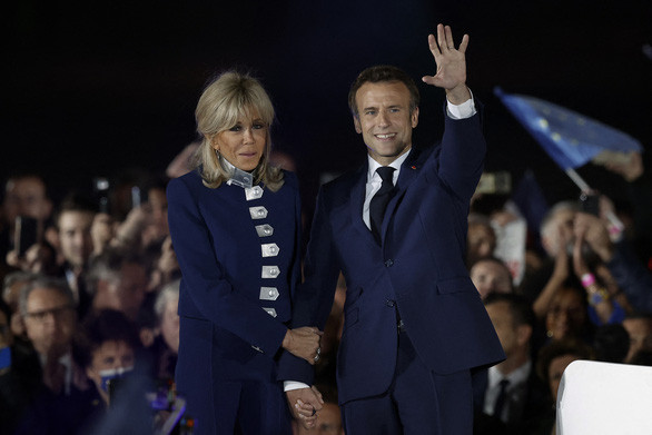 Vợ chồng Tổng thống Pháp Emmanuel Macron ăn mừng kết quả tại Paris tối 24-4, giờ địa phương - Ảnh: REUTERS