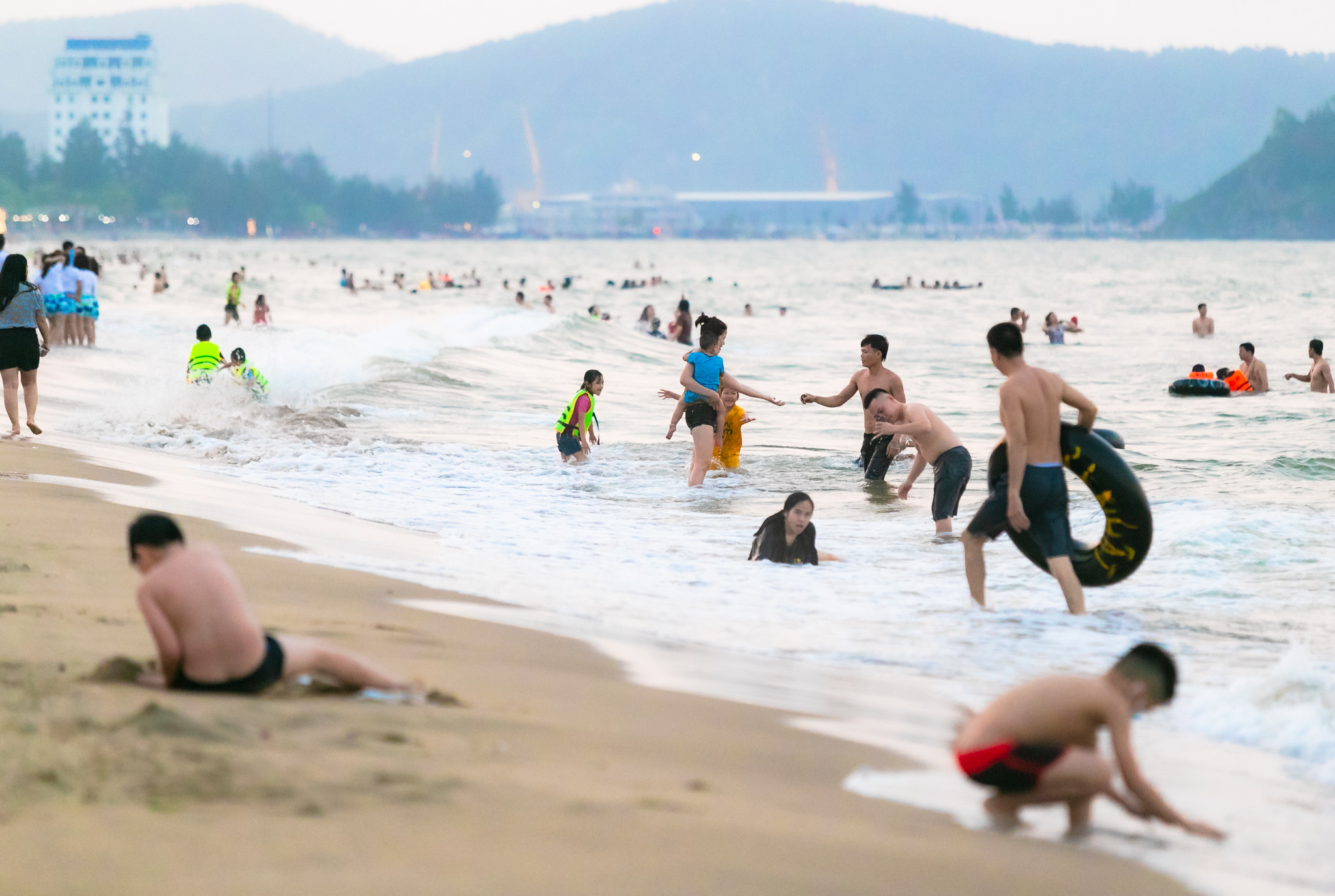 Sau khi du lịch Việt Nam được phục hồi sau đại dịch, Cửa Lò đã và đang đón lượng lớn du khách về với mảnh đất này để được thả mình vào dòng nước mát lạnh của bãi biển xinh đẹp bậc nhất miền Trung. Ảnh: Đức Anh