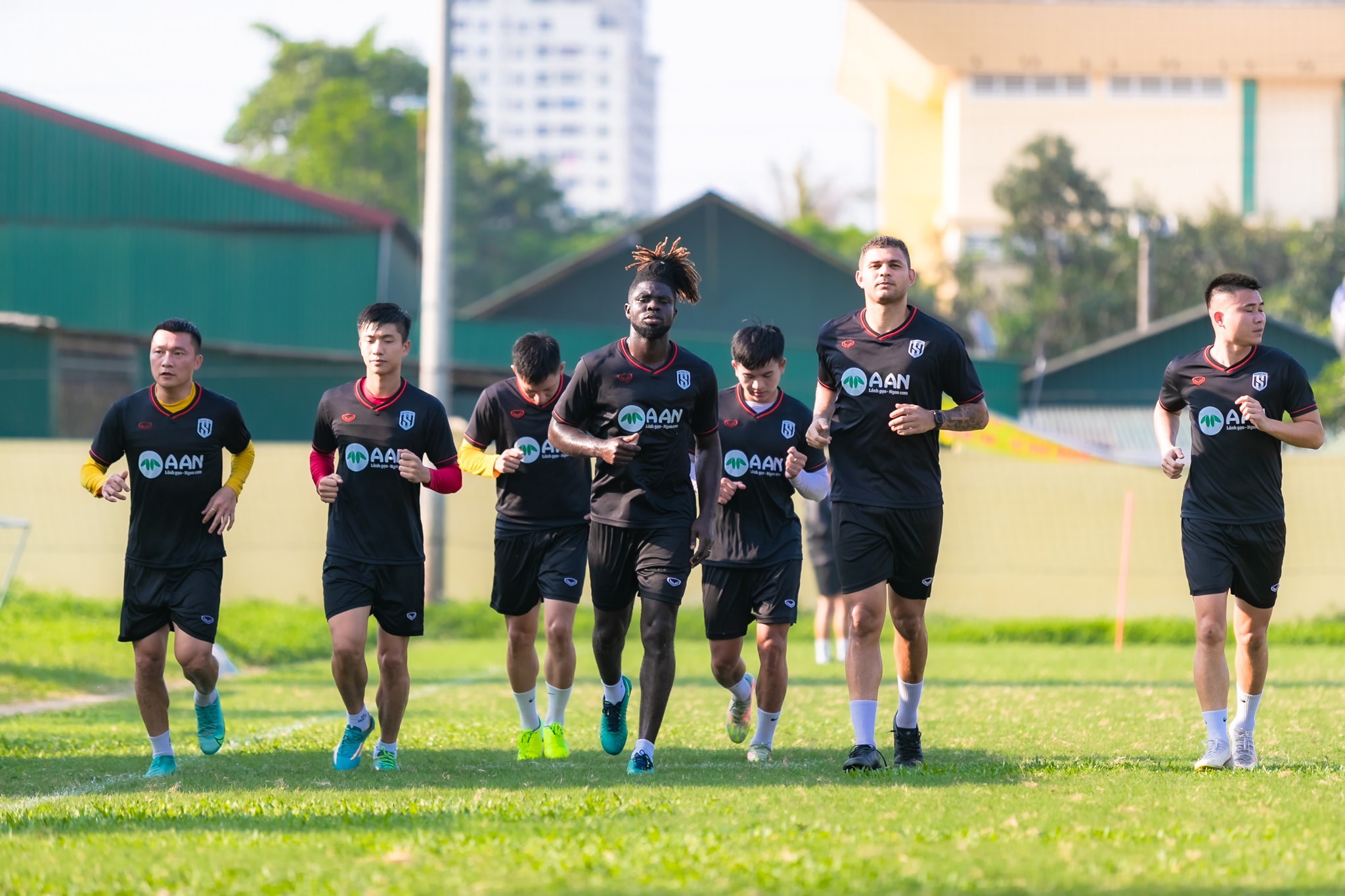 Thời gian vừa qua các trận đấu ở V.League tạm thời hoãn thi đấu để U23 Việt Nam tham dự Sea Games 31. Chính vì vậy CLB SLNA đã quyết định xả trại cho các cầu thủ được về nghỉ ngơi cùng gia đình. Hôm nay đội bóng xứ Nghệ đã chính thức hội quân để chuẩn bị cho giai đoạn tiếp theo của mùa giải. Ảnh: Đức Anh