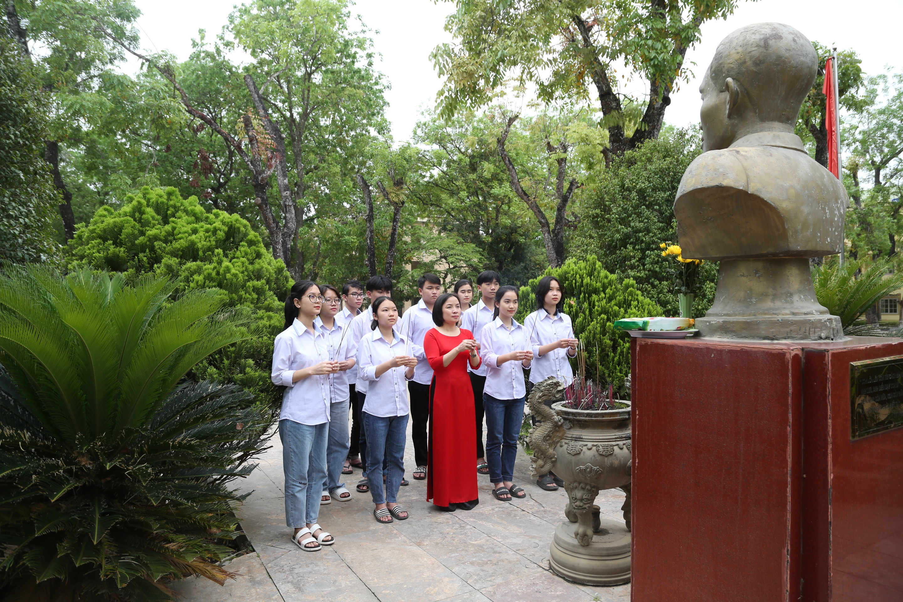 Đều đặn vào thứ Hai đầu tuần, các em học sinh Trường THPT Phan Đăng Lưu (Yên Thành) dâng hương, dâng hoa tưởng niệm nhà yêu nước Phan Đăng Lưu. Ảnh: Đào Tuấn