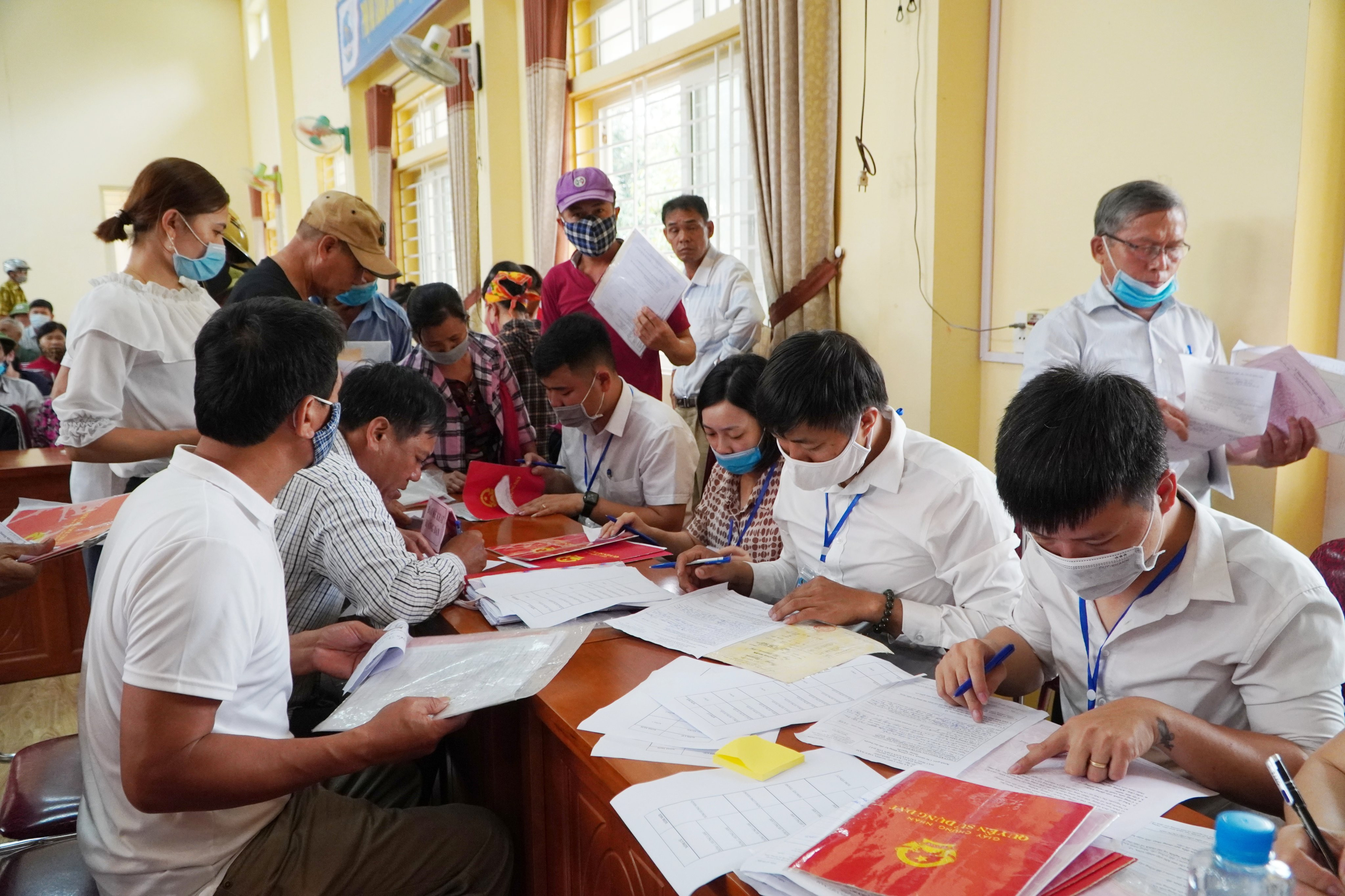 Chi nhánh Văn phòng Đăng ký đất huyện Hưng Nguyên thực hiện ngày thứ 7, Chủ nhật vì dân để giải quyết hồ sơ cấp giấy chứng nhận quyền sử dụng đất cho người dân. Ảnh: Mai Hoa