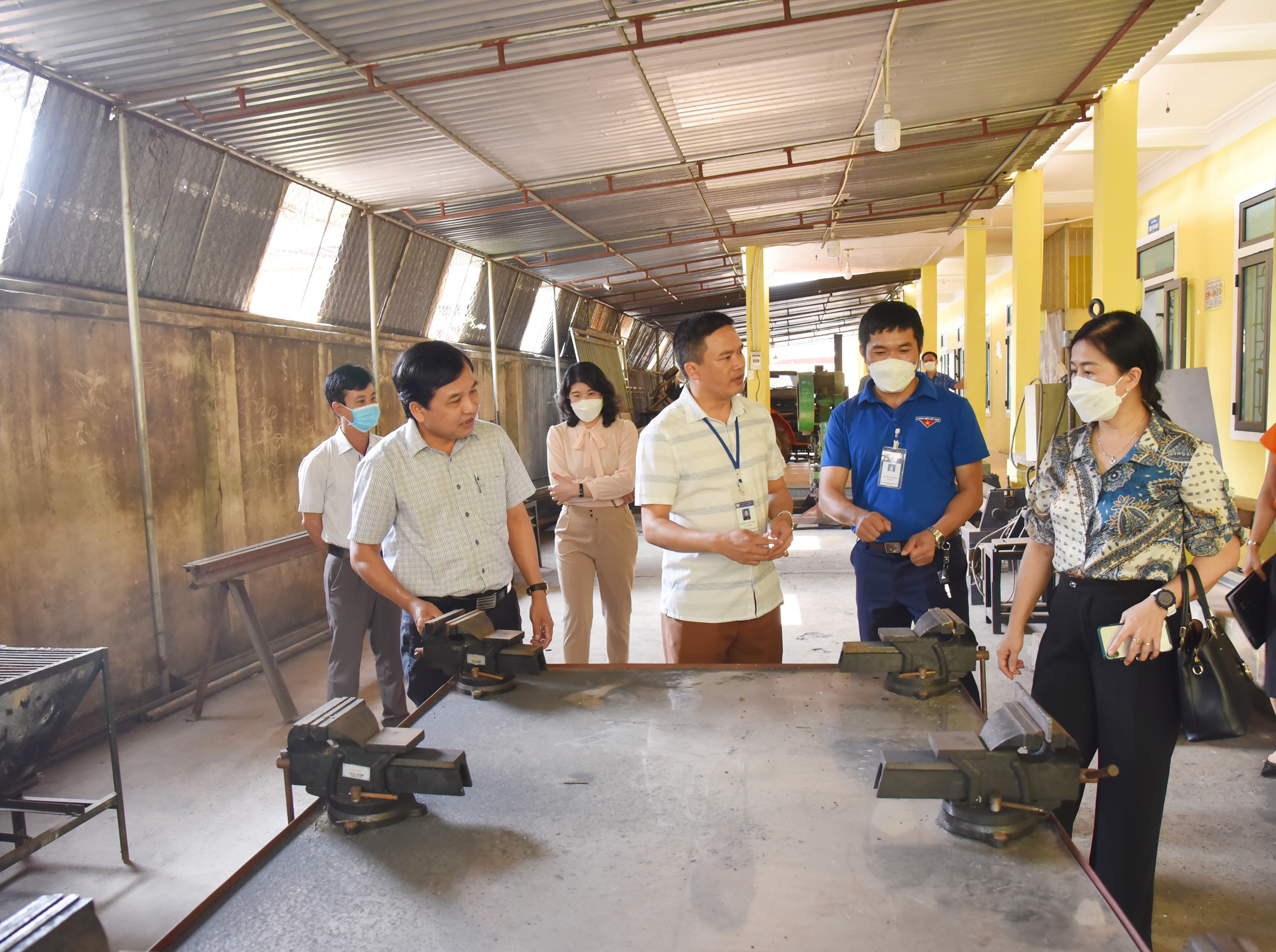 Trước khi làm việc với UBND thị xã Thái Hòa, đoàn Giám sát đã đến khảo sát tại 